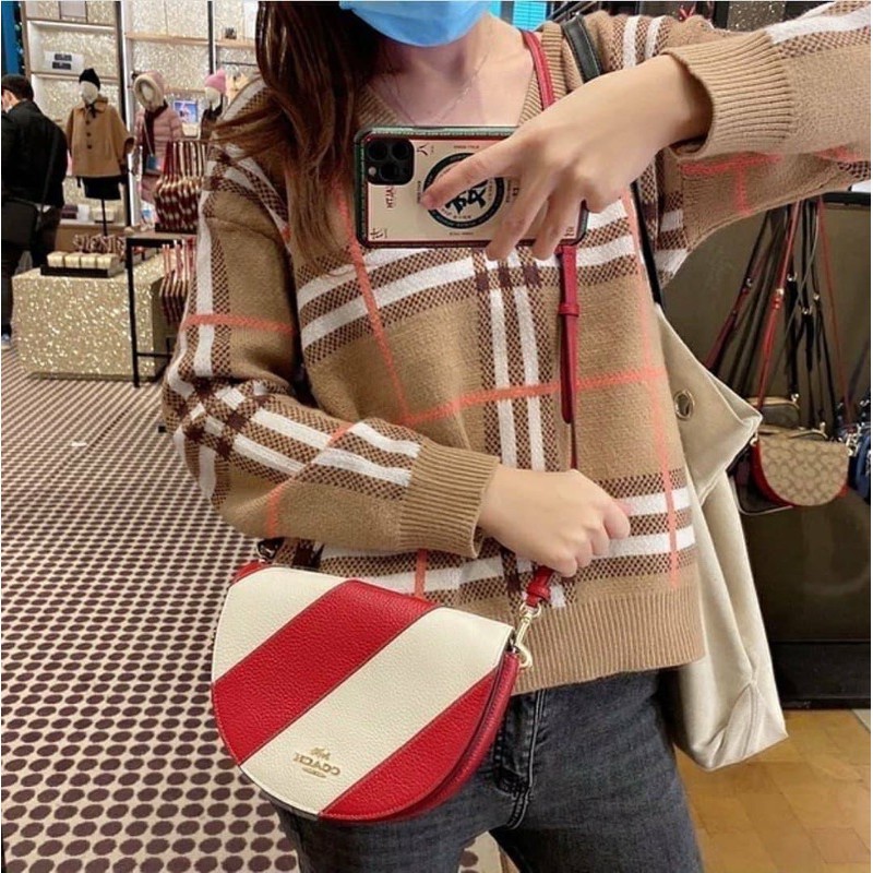 พร้อมส่งที่ไทยครบทั้ง6สีค่ะ 😘 Coach Ellen Crossbody In Signature ((C1432)) กระเป๋าทรงฮาฟมูนรูปทรงคลาสสิก ออกแบบให้มีลักษณะโค้งมน ไม่ดูเป็นทรงแข็งจนเกินไป ดีไซน์และสีของกระเป๋ายังเรียบง่าย เข้าได้กับทุกชุด สะพายครอสบอดี้ร์//สะพายข้าง หรือถือแบบคลัท
