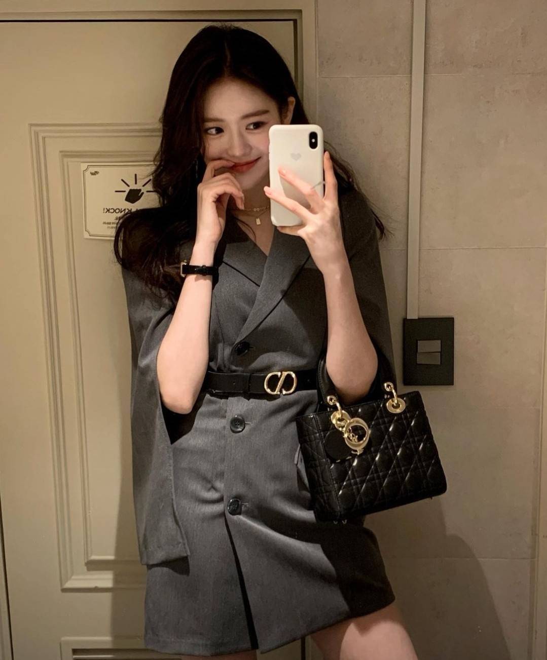 DIOR CD LADY BAG กระเป๋าสะพายข้างพรีเมี่ยมกิ๊ฟสุดฮอต ดีไซน์เรียบง่าย แต่แฝงไปด้วยความหรูหรา ทรงกล่องคลาสสิค โดดเด่นด้วยพวงกุญแจอะไหล่สีทอง วัสดุหนังแท้ มีหูจับในตัวและสายครอสบอดี้สุดเลิศ ที่มาพร้อมอะไหล่ฟอนท์สีทองเรียงร้อยในสายหนัง แต่งเติมดีเทลอัพราคาไปอ