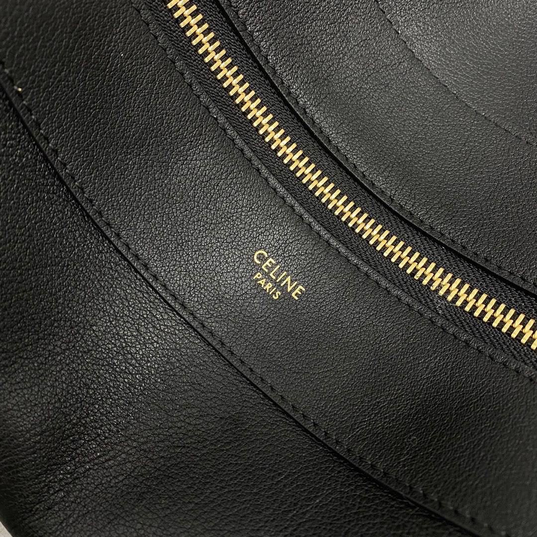 ทรงยอดฮิตที่สุด **หนังนิ่มมือมาก กับ CELINE ROMY VIP GIFT WITH PURCHASE (GWP) กระเป๋าสะพายไหล่ทรงเป็กเอกลักษณ์ เปิดปิดด้วยซิป จุของได้เยอะคะ Ipad mini เครื่องสำอางค์ เหมาะสำหรับสาวๆ มากคะด้วยน้ำหนักที่เบาและใช้ได้หลายลุค มาพร้อมสายสะพาย2แบบ(ถอดเปลี่ยนได้)