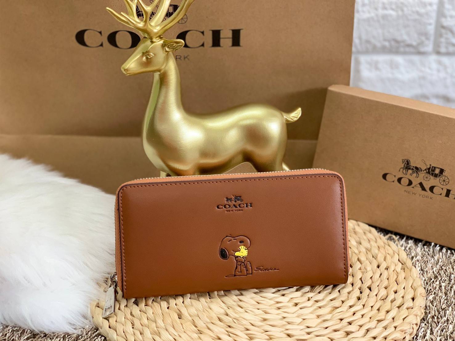 ของแท้ 💯% COACH X PEANUTS SNOOPY ACCORDION ZIP AROUND LEATHER WALLET (ดำ//ชมพู//น้ำตาล//ขาว)