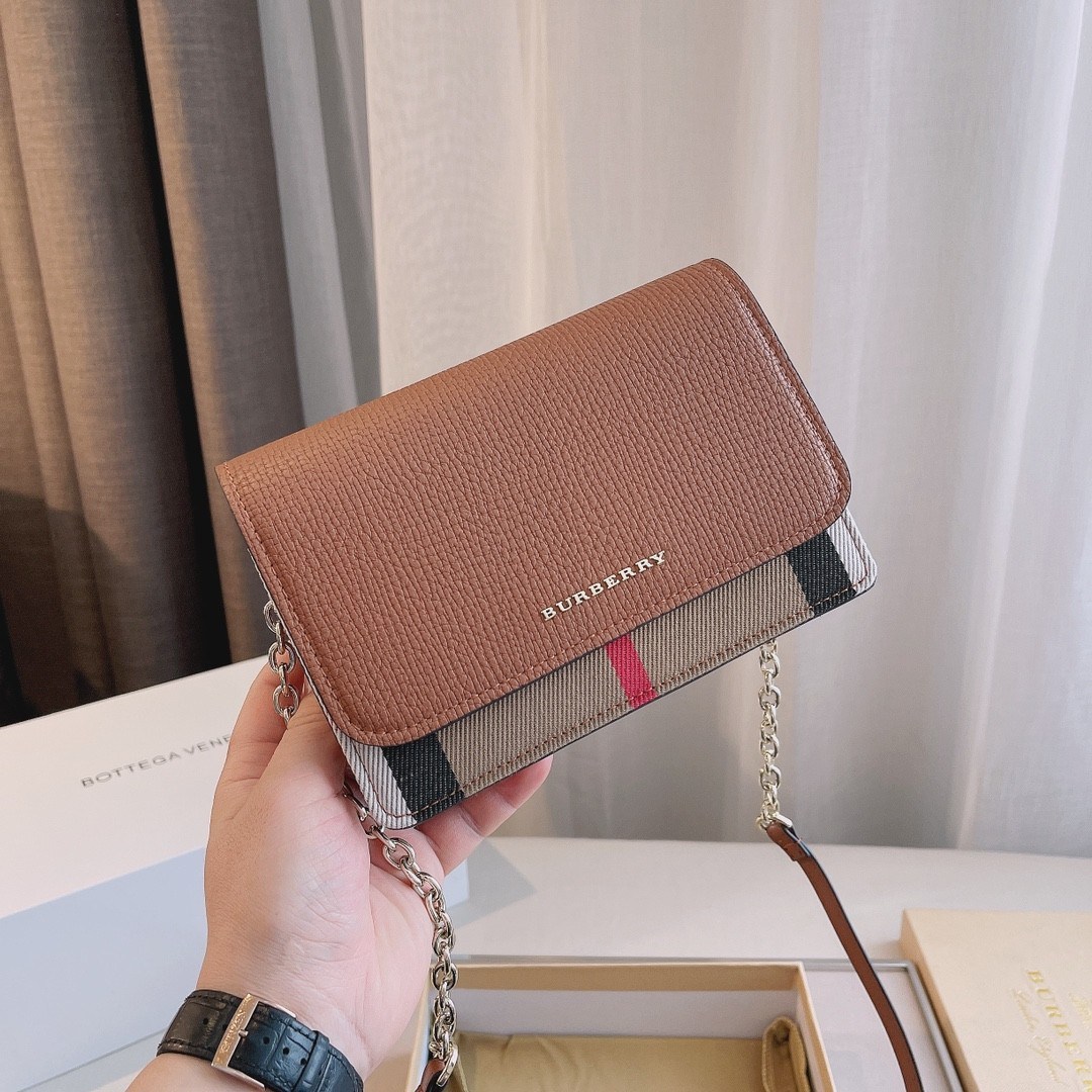 พรีเมี่ยมกิ๊ฟแท้ 💯% 】BURBERRY CROSSBODY BAG กระเป๋าสะพายพรีเมี่ยมกิ๊ฟรุ่นใหม่ล่าสุด Limited จาก BURBERRY Perfume DutyFree ตัวกระเป๋าอยู่ทรงสวย วัสดุทำจากหนังสลับผ้าลายแบรนด์ เปิดปิดด้วยกระดุมแม่เหล็ก **ฝาทรงเหลี่ยม