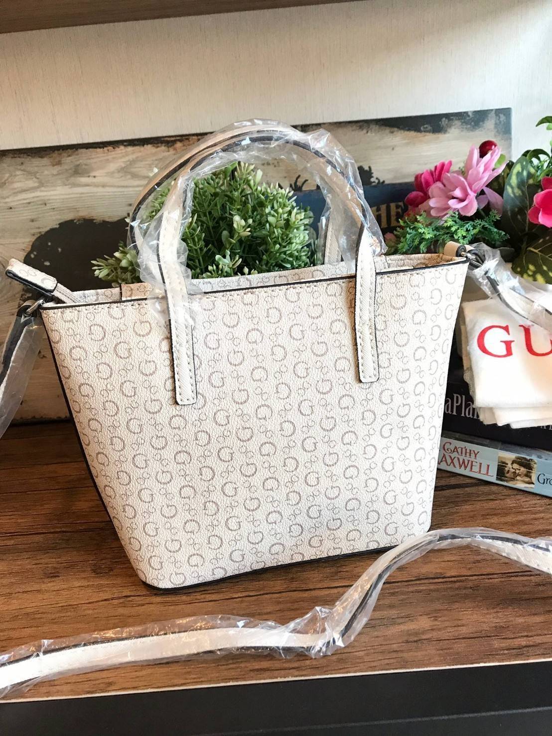 GUESS Factory Women's Diem Logo-Print Mini Tote Bag กระเป๋าถือหรือสะพาย วัสดุpolyesterกันน้ำได้ มีลายsignatureลาย G รอบใบ เปิดปิดด้วยซิปเดียวด้านบน ภายในบุผ้าลายsignatureเช่นเดียวกับด้านนอก สายและหูจับปรับระดับได้ ใช้งานได้หลายโอกาสคร้า!!