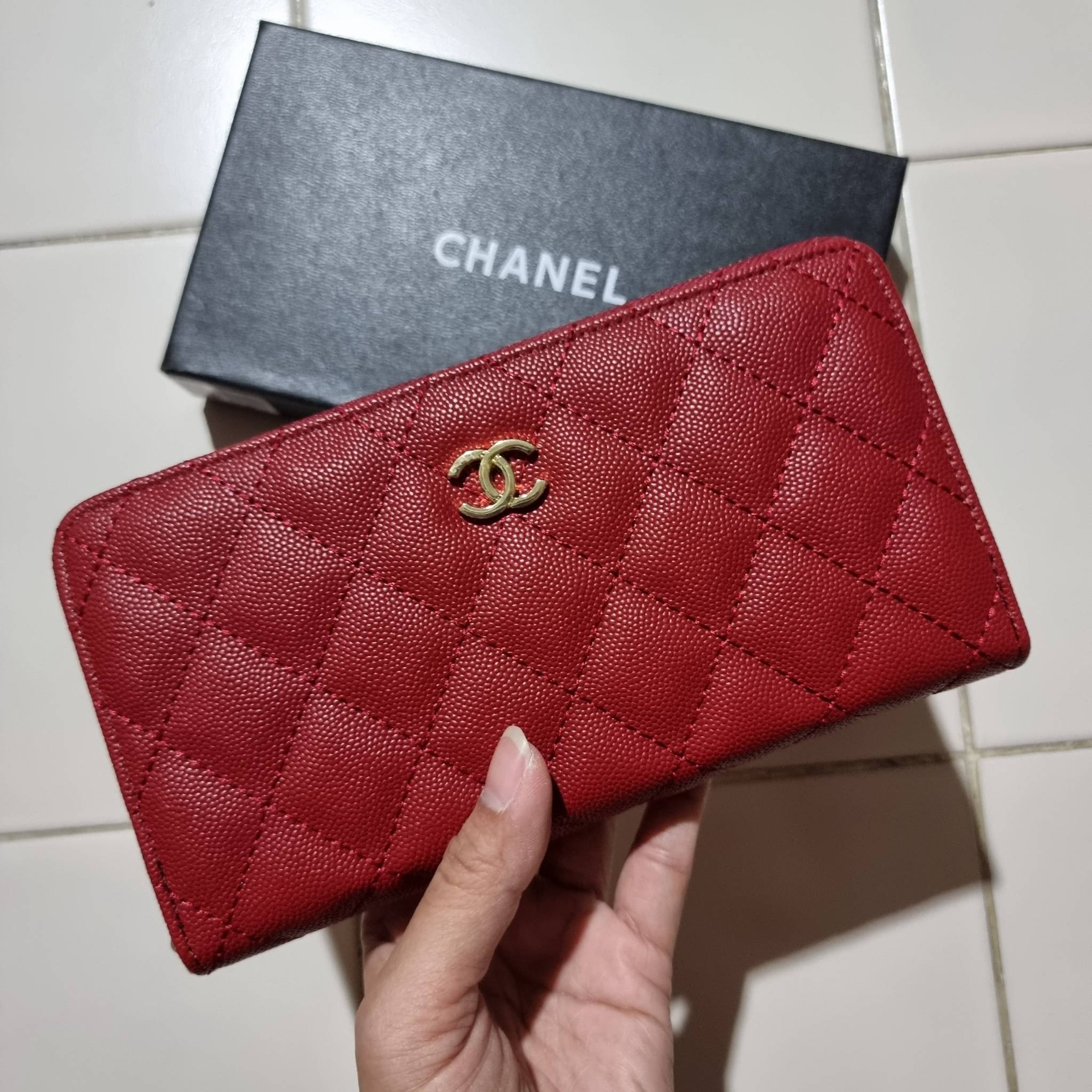 VIP 】กระเป๋าสตางค์ใบยาวรุ่นซิปรอบ สวยรับทรัพย์จาก Chanel วัสดุหนังลายคาร์เวีย ใช้แล้วขับผิวสุดๆ เปิด-ปิดด้วยซิปรูดรอบใบ ใช้งานง่าย ภายในกระเป๋ามีช่องใส่บัตรได้ ใส่ธนบัตรหรือเหรียญได้ มีช่องซิปแยกอีกหนึ่งช่อง ดีไซน์เรียบหรูแบบนี้ สาวๆห้ามพลาดกันน้า!! ซื้อใ