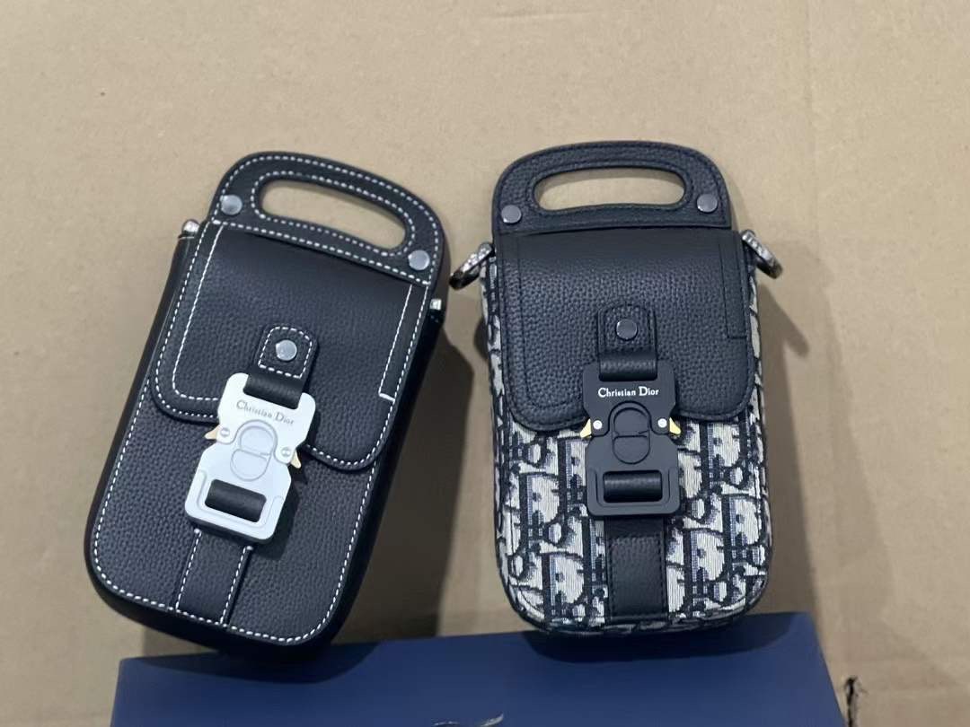 Dior Phone Oblique Bag / Dior Pouch Phone Oblique เกรดเทพออริจินอล ได้ใจหนุ่มๆไปเลยใบนี้!! หลงรักตั้งแต่แรกเห็นมีอยู่จริง!!
