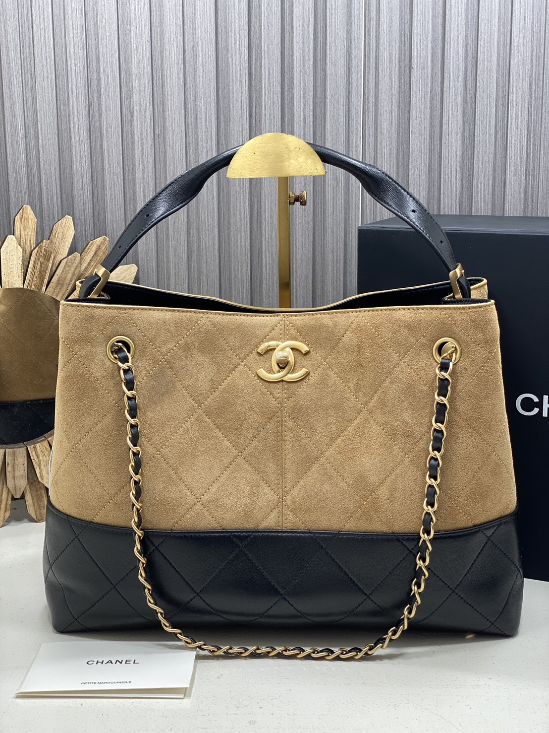 ORI หนังแท้ | CHANEL Shopping Bag 25A Suede Bag กระเป๋าสะพายทรงโท้ท ดีไซน์ใหม่หนังกำมะหยี่โทนน้ำตาล ใช้งานง่าย สวยหรูดูแพง ฐานหนังแท้สีดำตัดอย่างลงตัว