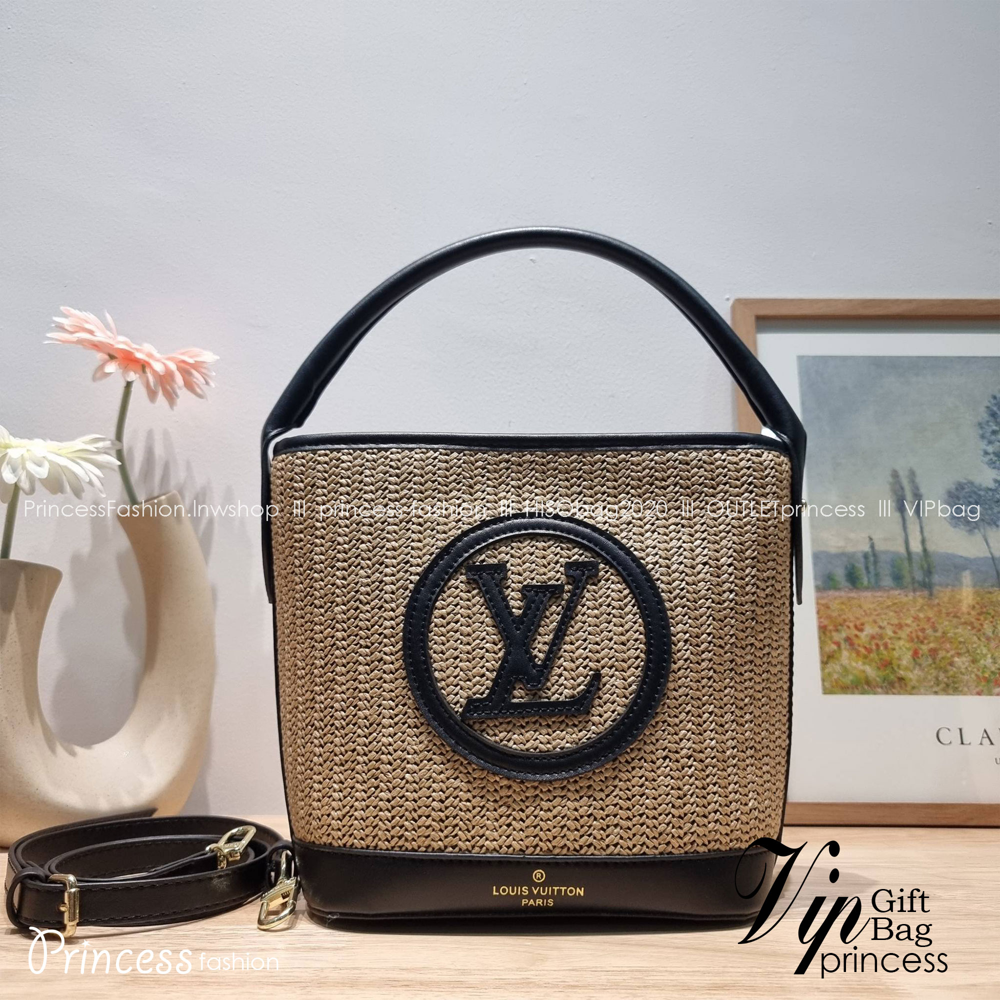 LV PETIT BUCKET BAG ไอเท็มเอ็กซ์คลูซีพจัดมาให้สาวๆโดยเฉพาะ!! กับกระเป๋าสะพายรุ่นลิมิเต็ดหายาก รูปทรงสวยงามสานเต็มใบ และยังโดดเด่นด้วยโลโก้