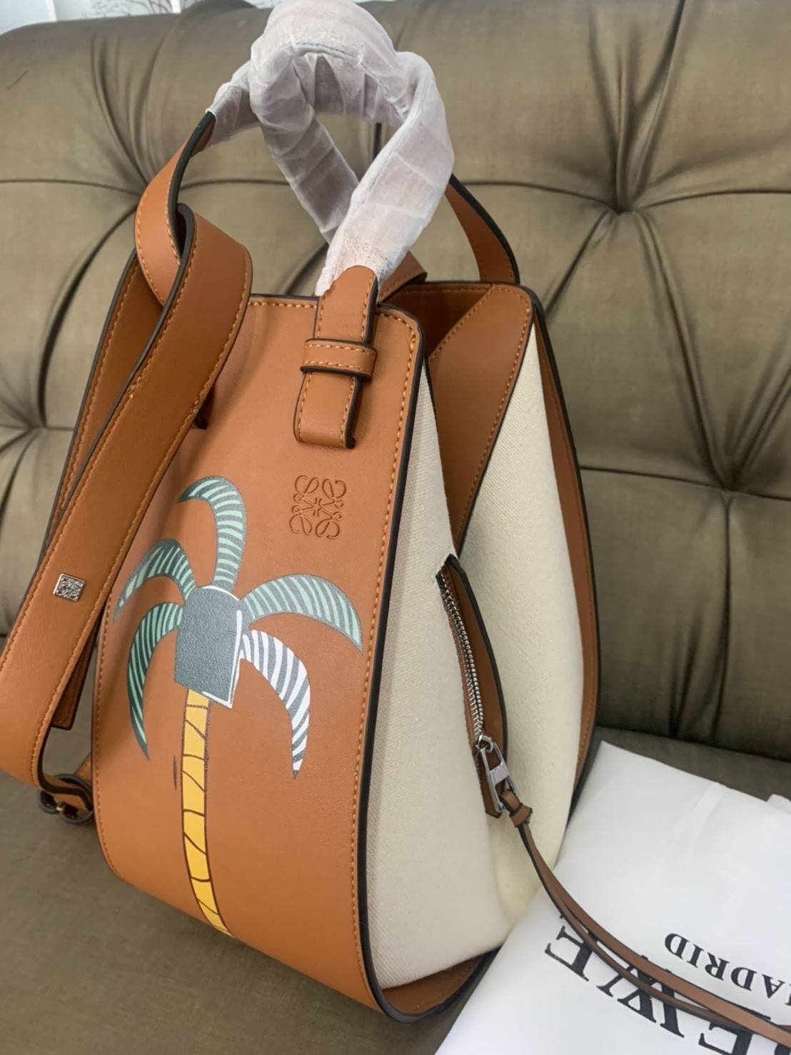 Loewe Hammock Bag / Loewe Small Hammock Tan Ken Price La Palme Edition / กระเป๋าสไตล์แคชชวล พิมพ์ลายต้นปาล์ม