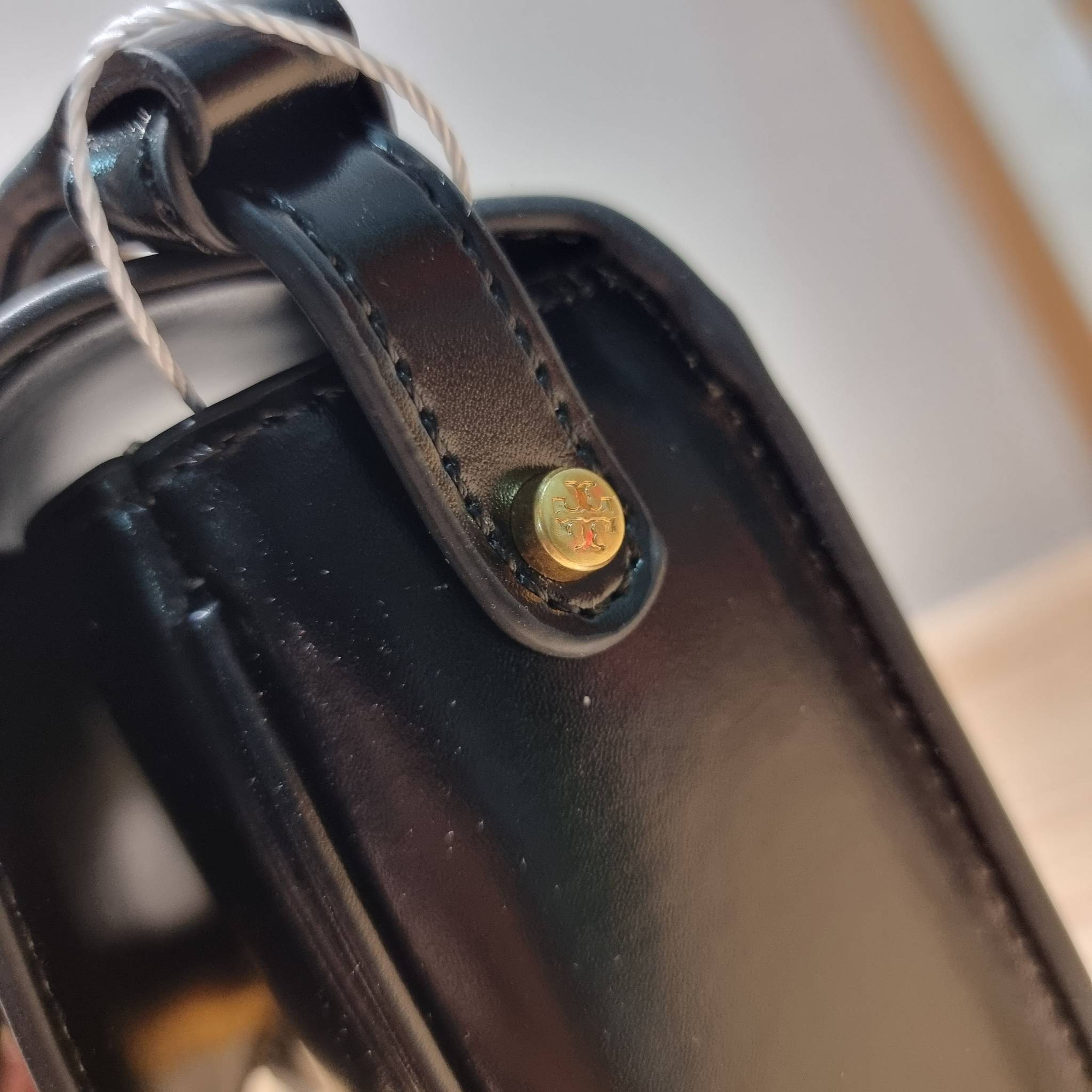 TORY BURCH ROBINSON SPAZZOLATO CONVERTIBLE SHOULDER BAG คอลเลคชั่นใหม่ สวยก่อนใคร ในราคาสุดคุ้ม! กับกระเป๋าสะพายไหล่ ดีไซน์สุดหรู หนังแก้วเงาสวยคม สีผู้ดี รูปทรงใช้งานได้ทุกลุค