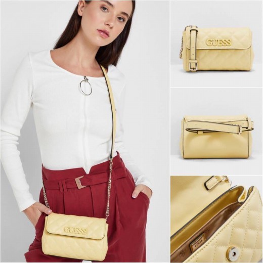 Guess elliana Crossbody Belt Bag รุ่นนี้ได้ทั้งสะพายยาวและคาดเอวค่ะ ด้านหน้าติดโลโก้แบรนด์สีตามหนังกระเป๋า หนังเป็นลายตาราง เปิดปิดด้วยกระดุมแม่เหล็ก ด้านในบุผ้าลายโลโก้แบรนด์ ด้านหลังมีที่สอดสายสำหรับคล้องเอว รุ่นนี้มีสายยาวให้ทั้ง 2 เส้นสำหรับต่างโอกาสค