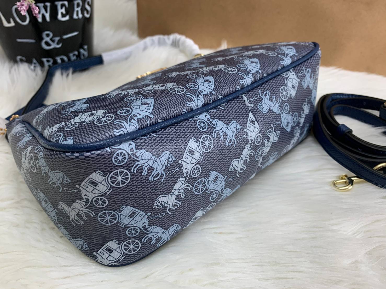 COACH POUCH HORSE AND CARRIAGE PRINT ((36674)) รุ่นแนะนำ ได้ไปไม่ผิดหวังแน่นอนค่ะ! กระเป๋าหิ้ว//สะพายไหล่//สะพายข้างได้ วัสดุ pvc นิ่มอย่างดี ลายรถม้าทั้งใบ สวยงามค่ะ เปิดปิดกระเป๋าแบบซิป ภายในสามารถใส่กระเป๋าเงินใบยาวได้;ของจำเป็นได้ครบค่ะ มีช่องเล็กให้ใ