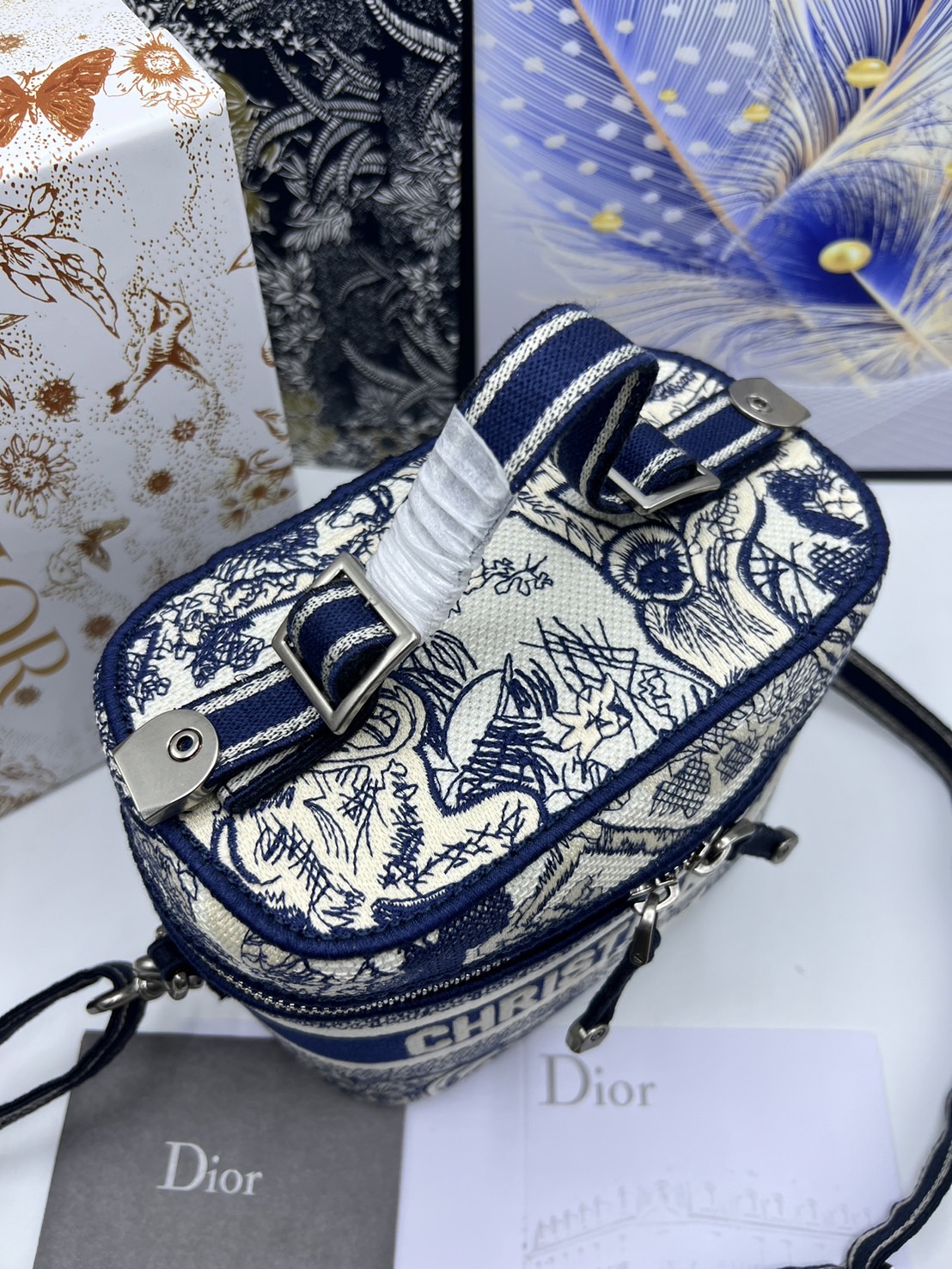 18cm Small DiorTravel Vanity Case กระเป๋าใส่เครื่องสำอาง มาพร้อมกับลวดลาย Oblique ปักอย่างประณีตและประดับด้วยสัญลักษณ์ Christian Dior Paris มาพร้อมสายสะพายและหูจับในตัว ปรับเปลี่ยนใช้งานได้ตามสไตล์