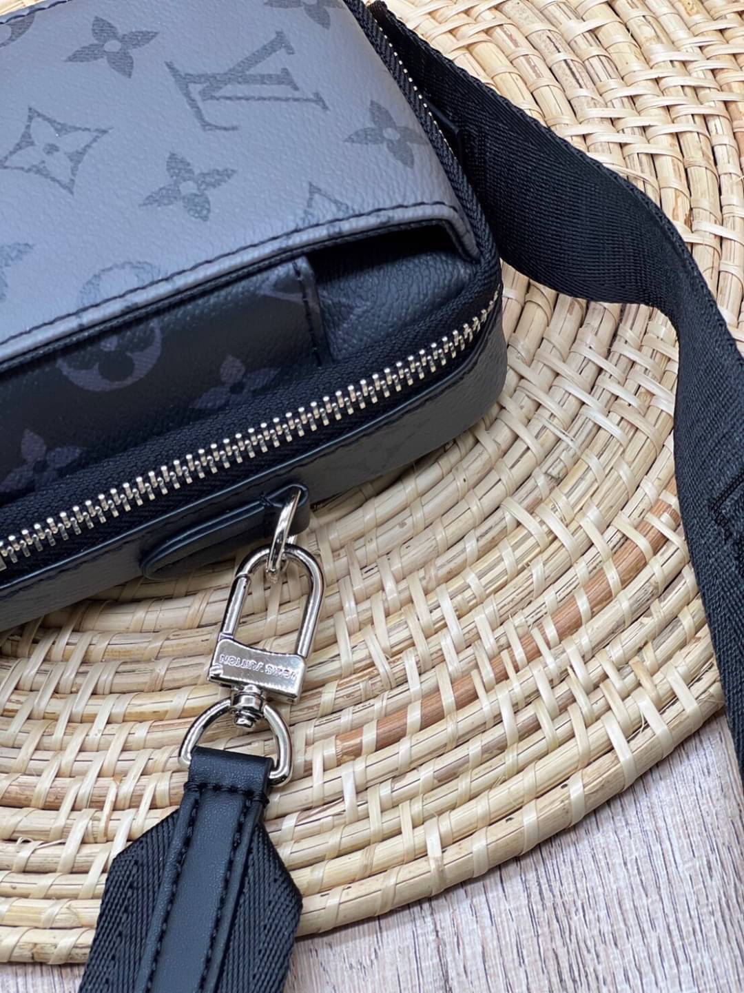 LV Double Phone Pouch NM / LV Phone bag Monogram Eclipse Reverse coated canvas เกรดออริจินอล ใช้ได้ทั้งผู้หญิงผู้ชาย พร้อมส่งที่ไทย ภาพสินค้าถ่ายจากงานขายจริง ใช้งานต่างประเทศได้