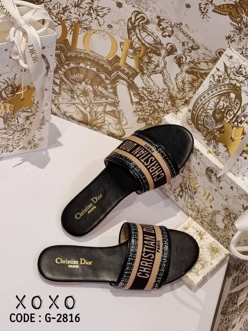 Christian Dior รองเท้า งานสวม วัสดุผ้าทวีส ด้านหน้า มีโลโก้แบรนด์ว่าง สวย เก๋ ชนช้อป แมทส์ชุดง่าย น้ำหนักเบา