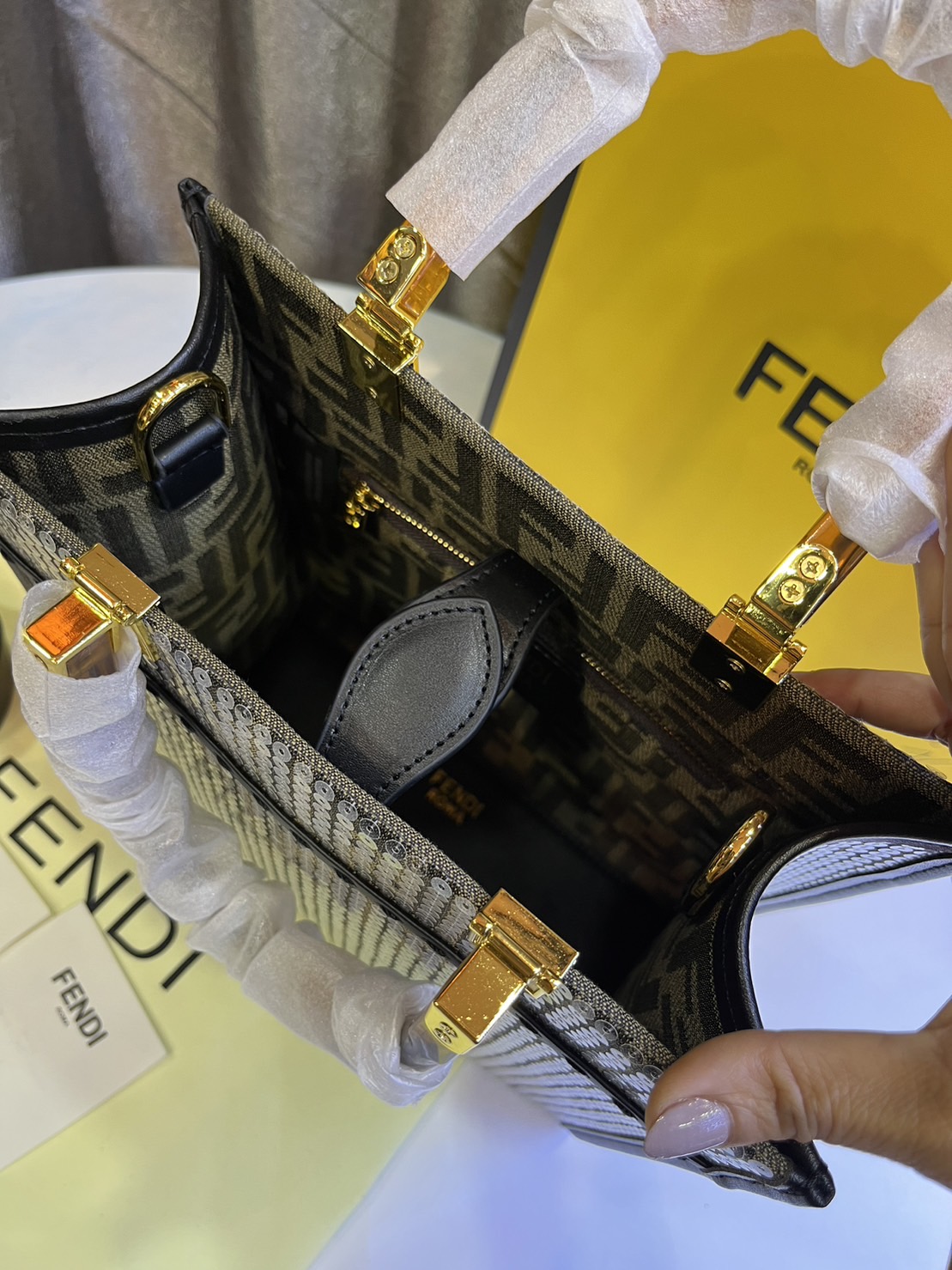 FENDI Sunshine jacquard FF sequins shopper / Fendi Tote bag 25cm พร้อมส่ง กระเป๋าสะพายทรงโท้ท ปักเลื่อมแวววาว รุ่นใหม่ สวยหรู **สินค้าเกรดออริจินอล 1:1 สลับแท้