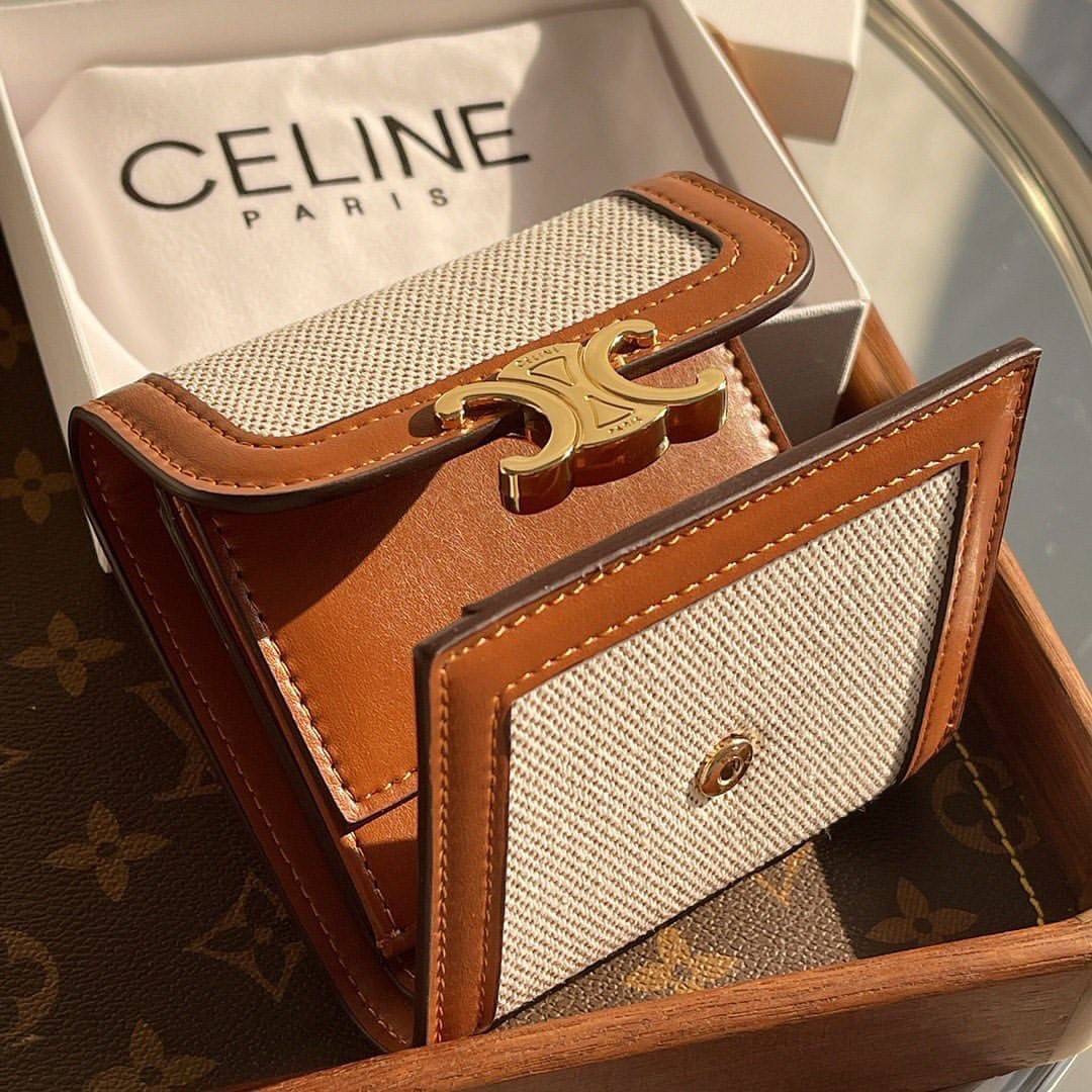 CELINE SHORT WALLET กระเป๋าสตางค์ซีลีนใบสั้น สวยหรูอยู่ทรงมีโลโก้ด้านหน้าเปิดปิดด้วยฝาพับกระดุมแม่เหล็ก ภายในมีช่องแบ่งหลายช่อง มีช่องใส่บัตรหลายช่อง มีช่องใส่เหรียญ ช่องใส่ธนบัตร ใส่แบงก์พันได้เยอะเหมือนกระเป๋าสตางค์ยาว ไอเท็มแนะนำพร้อมส่งที่ไทยในราคาสุด