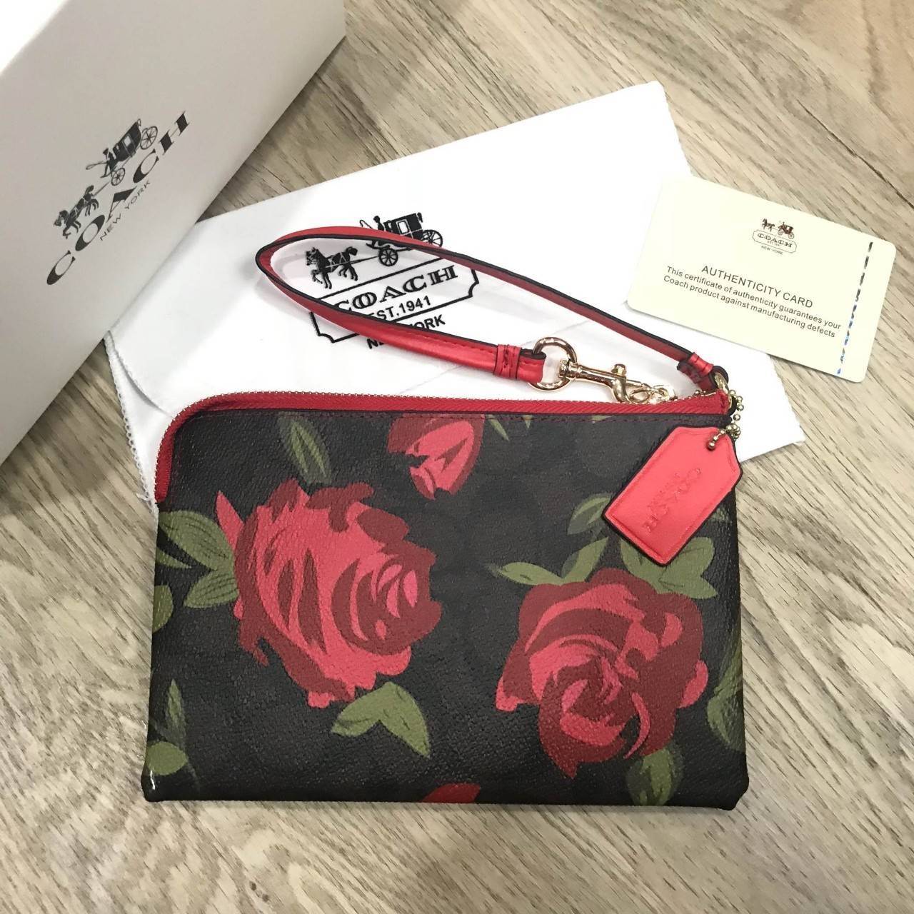 COACH FACTORY OUTLET ZIP WRISTLET Don't miss! กระเป๋าคล้องข้อมือ ขนาดกำลังจ่ารัก ลายสวย วัสดุหนังพิมพ์ลายดอก พร้อมสายคล้องข้อมือ ด้านหน้า ประดับโลโก้แบรนด์ เปิดปิดด้วยซิป ภายในมีช่องใส่บัตร ใส่มือถือได้ทุกรุ่น, ธนบัตร เหรียญ ของจุกจิกได้ จะมอบ เป็นขอ