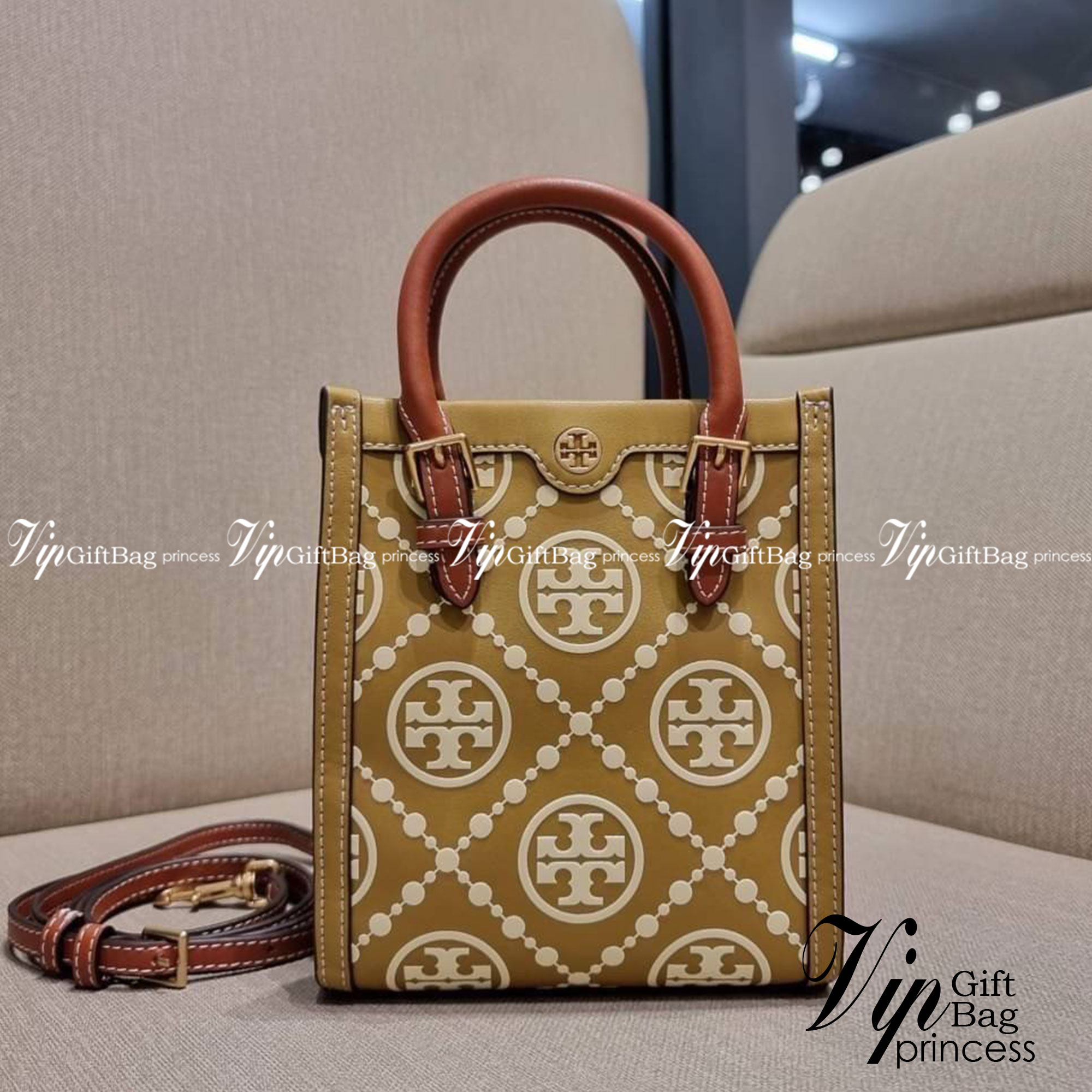 TORY BURCH T MONOGRAM EMBOSSED MINI TOTE สุดหรูกับกระเป๋าสะพายทรงโท้ท ไซส์มินิ ที่สร้างความหรูหราให้ตัวกระเป๋าด้วยดีเทลลายนูน แต่งแต้มลวดลายเอกลักษณ์ สีลูกคุณมากๆ!! วัสดุหนังแท้ ผิวสัมผัสดี ปากกระเป๋ามีแถบแม่เหล็กกันของหล่นได้ ภายในโล่ง ใส่ของจำเป็นได้ โท