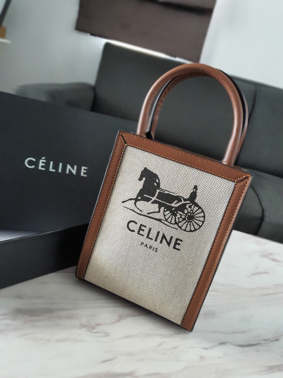 พรีเมี่ยมกิ๊ฟแท้ 100% 】CELINE HAND CARRY AND CROSSBODY BAG VIP GIFT WITH PURCHASE (GWP) พรีเมี่ยมกิ๊ฟ Limited จาก CELINE HAUTE PARFUME DUTYFREE COUNTER วัสดุ CANVAS ตัดหนังแท้
