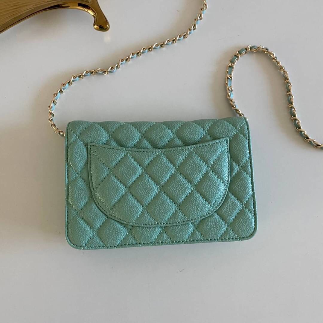 หนังแท้ VIP GIFT CHANEL CLASSIC CROSSBODY CHAIN IN PASSTEL BAG ทำไมน่ารักขนาดนี้ ^^ สีโทนพาสเทลละมุนมากค่ะ งานหายาก สายคิ้วห้ามพลาดเลยน้าาา วัสดุหนังลายคาเวียร์ อยู่ทรงคุณภาพดีตามแบบฉบับของแบรนด์ ขนาดกำลังดี น้ำหนักเบา ด้านหน้ามีโลโก้แบรนด์อะไหล่หรู มีช่อ