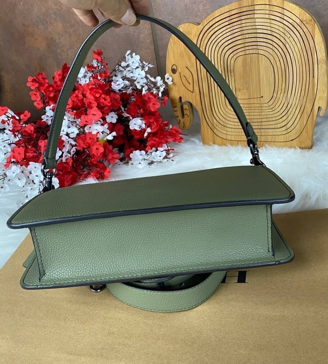 COACH TABBY SHOULDER BAG 26 ((73995)) พัฒนามากจากกระเป๋า Coach รุ่นดังยุค 1970 ทำจากผ้า Canvas เคลือบลายซิกเนเจอร์ หนังลายกรวดและหนังกลับ ด้วยวัสดุคลาสสิค มากับสายที่ถอดได้ถึง 2 สาย ไม่ว่าจะเป็นสายหิ้วหรือสายสะพาย หนังลายกรวดและหนังลูกวัวแบบเนื้อละเอียด แ