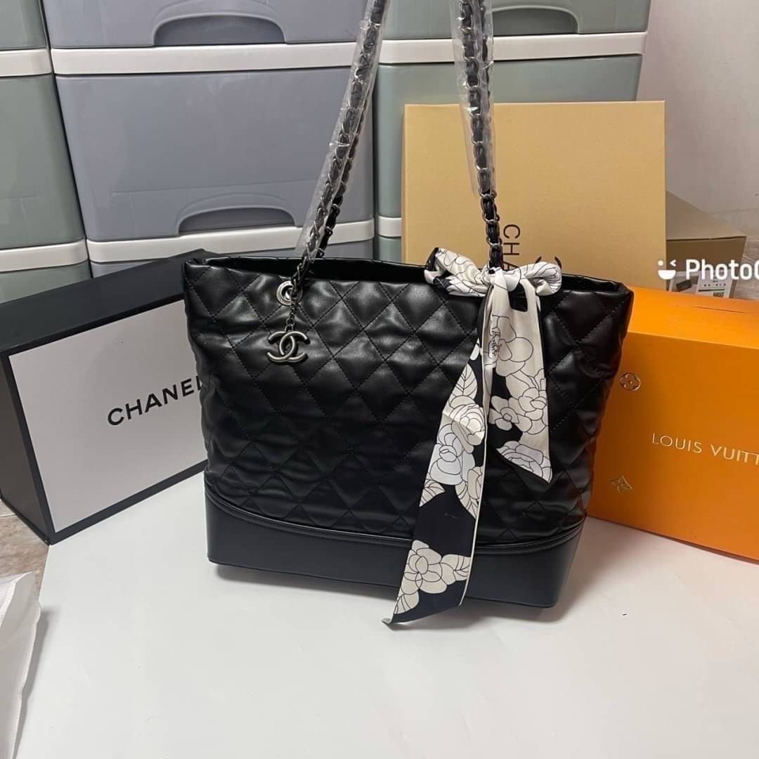VIP 】CHANEL TOTE BAG กระเป๋าสะพายขนาดกลาง กำลังสวยเลยค่ะ ด้านในใส่ A4 , IPAD ได้สบายม้ากกก จะถือไปออกงานหรือเที่ยวในวันชิลๆก็สวยหรูที่สุดคะ ใส่ของได้หมดครบจบในใบเดียว มีใบเดียวจบ บอกเลยเลิศมากค่ะ