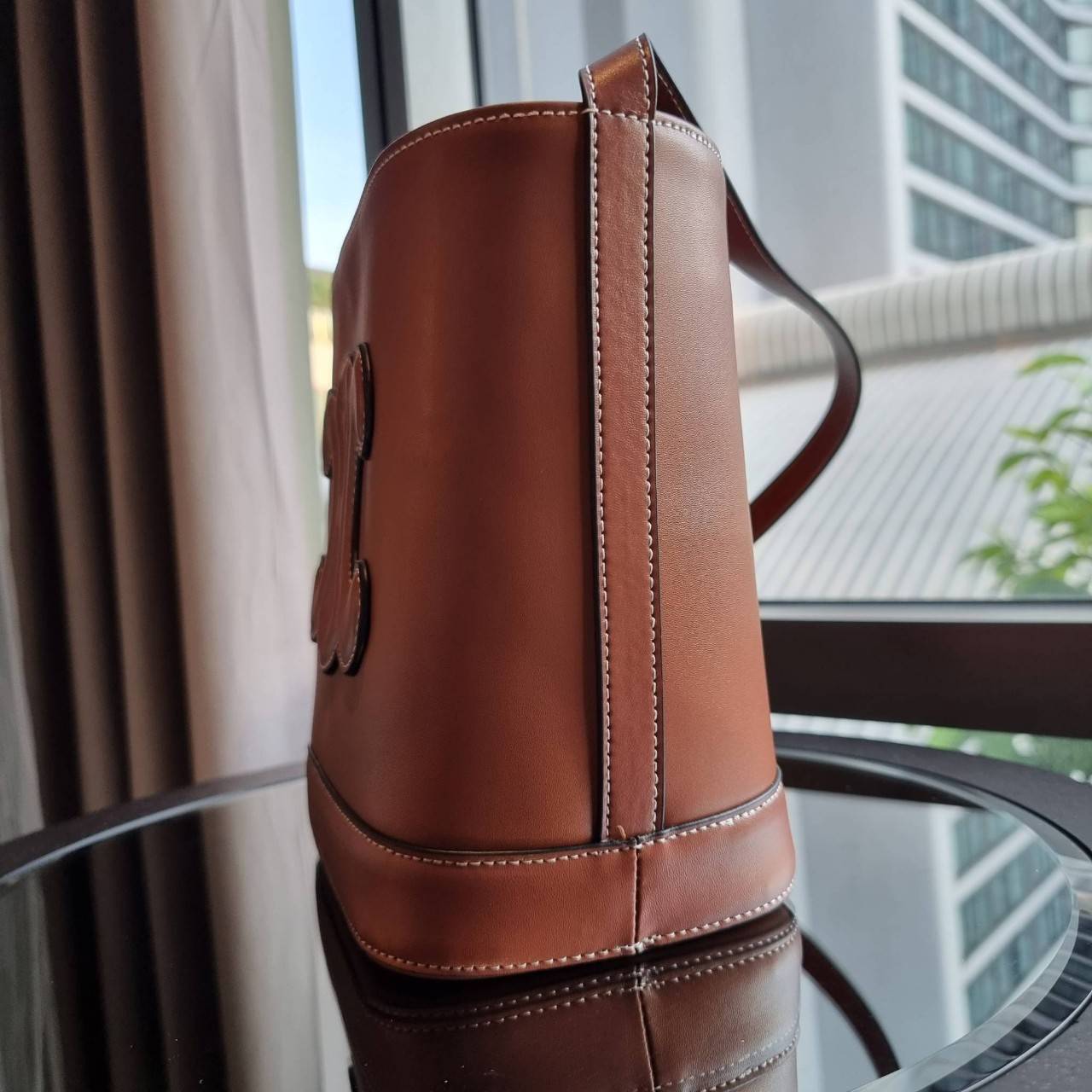 VIP 】CELINE BUCKET BAG CUIR TRIOMPHE คอลเลคชั่นใหม่ ฮิตข้ามปี กับกระเป๋าสะพายทรงถัง ใช้งานง่ายที่สุด สายสะพายในตัว ปรับใช้ได้เลย วัสดุหนังวัว เรียบหรู ผู้ดีไปอีก โดดเด่นด้วยโลโก้เอกลักษณ์ มีกระดุมปิดที่ปากกระเป๋า ภายในโล่งกว้าง ใส่ของแบบจุๆไปเลย เป็นรุ่นท