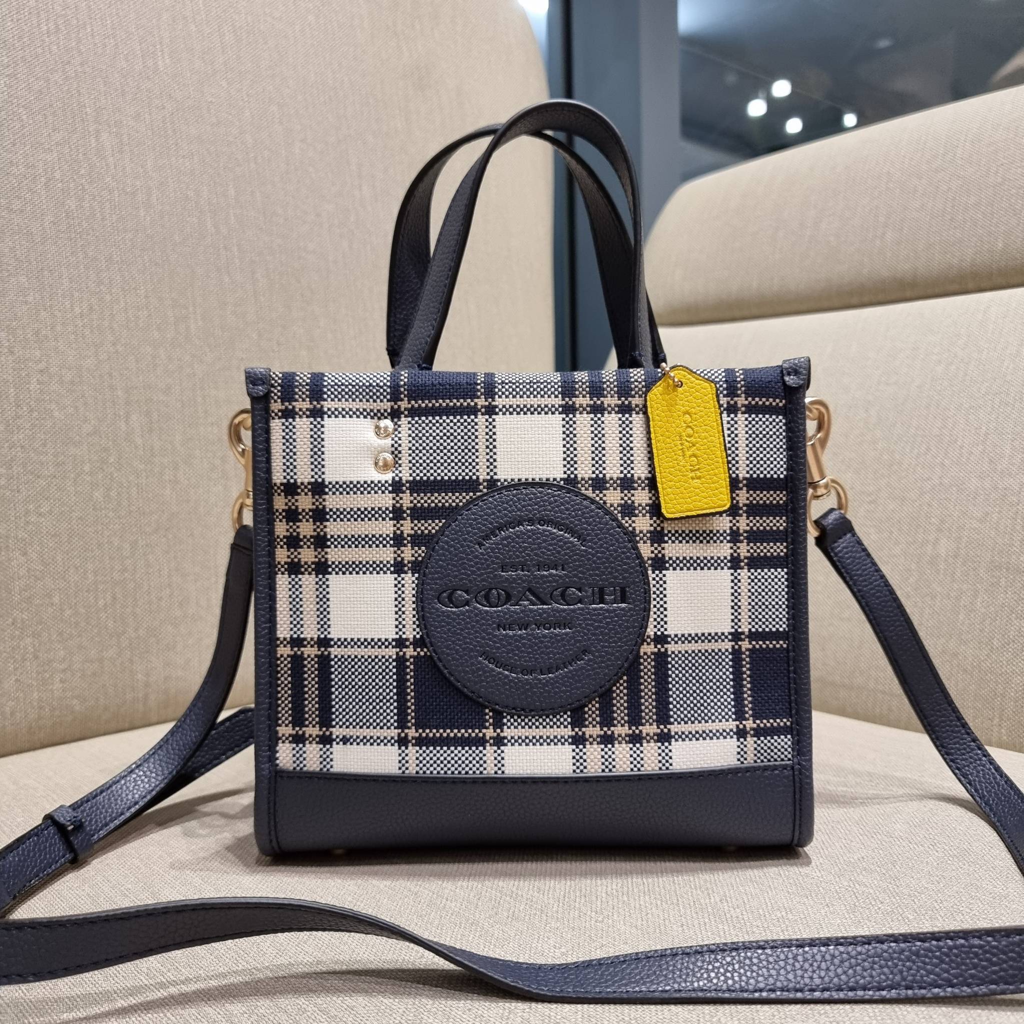 COACH C8198 DEMPSEY TOTE 22 WITH GARDEN PLAID PRINT AND COACH PATCH คอลใหม่สุดคิ้วท์ หวานๆใสๆ น่ารักชะมัด!! ดีไซน์ลายสก็อต เหมาะกับฟีลลิ่งปิคนิคเป็นที่สุด กระเป๋าทรงโท้ท ไซส์กำลังสวย ฟังก์ชั่นการใช้งานก็สะดวกที่สุด มีทั้งสายคล้องในตัว และสายครอสบอดี้ วัสด