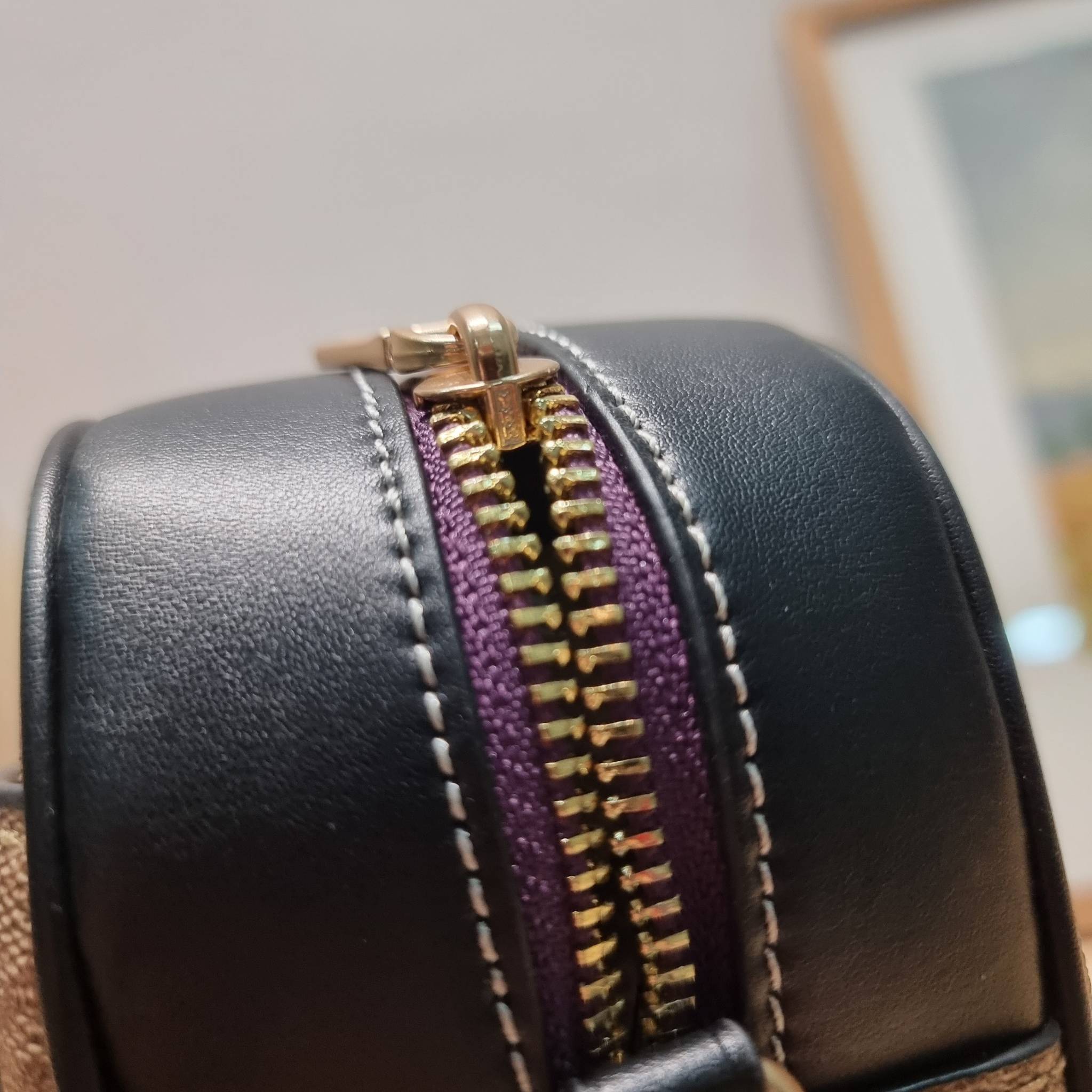 Coach Disney X Coach Jamie Camera Bag In Signature Canvas With Patches CC151 คอลใหม่ เอาใจสายยัยตัวร้าย ดีไซน์รวมเหล่าตัวแสบจากดิสนีย์ กับกระเป๋าสะพายข้าง สวยอยู่ทรง โดดเด่นด้วยลวดลายบนผืนหนัง วัสดุหนังแคนวาสตัดสลับหนังแท้ เปิด-ปิดด้วยซิป ใช้งานง่าย ดูผู้