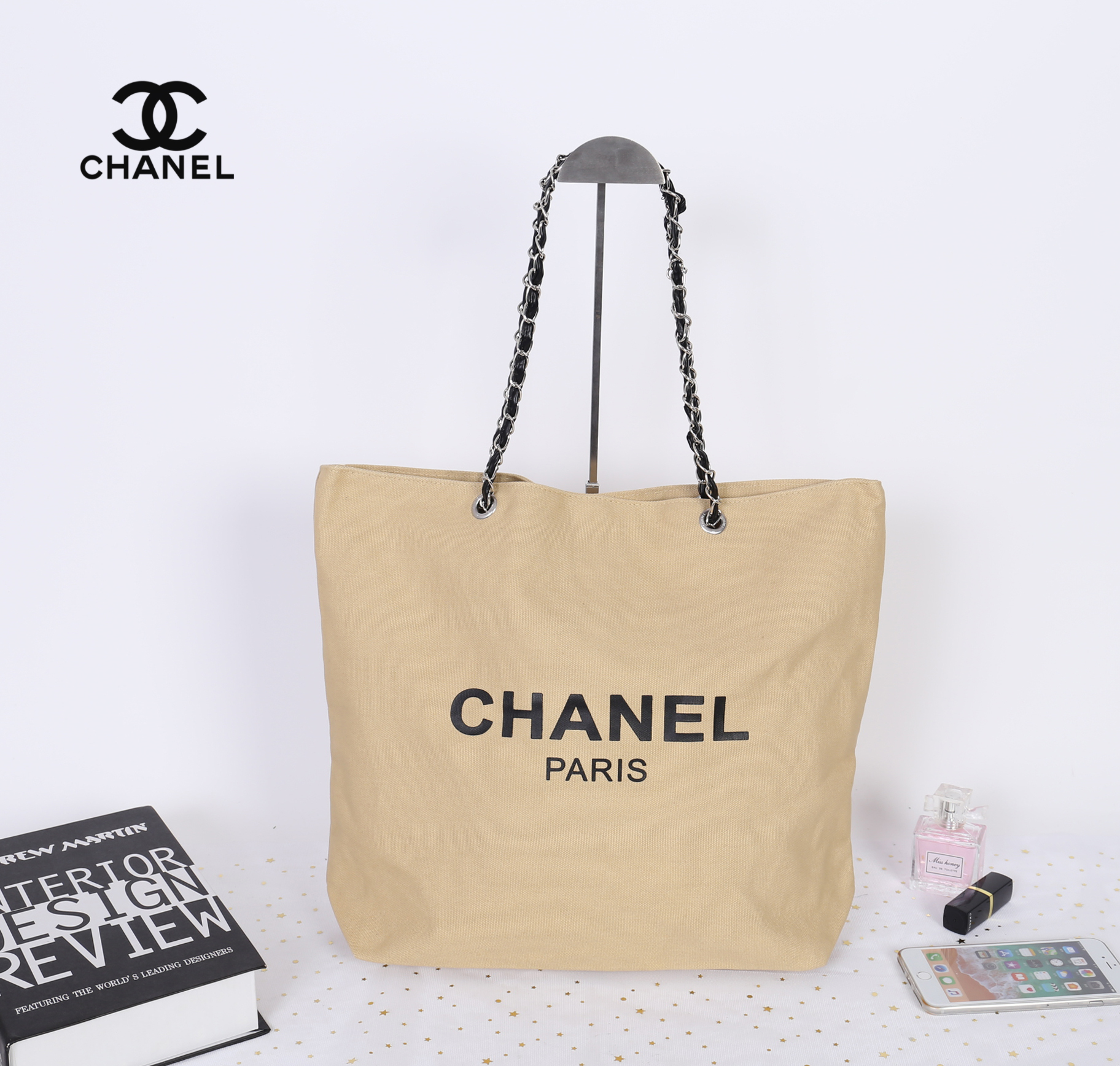 โซ่เงิน Chanel Shopper's Tote กระเป๋าสะพายทรง Tote VIP gift แท้ จาก counter น้ำหอมของ brand วัสดุ canvas เนื้อหนา อะไหล่ปั๊มแบรนด์ ภายในบุผ้าอย่างดี จุได้เยอะ มาพร้อมสายสะพายไหล่ แบบโซ่ต่อหนังสวยหรูค่ะ