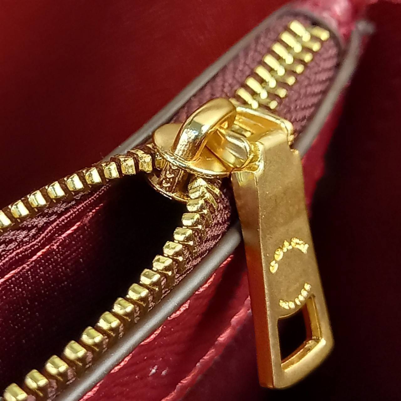 COACH SMALL TOWN BUCKET BAG WITH HEART PETAL PRINT(C7975//C7976)🌺💞กระเป๋าถือ กระเป๋าสะพาย ทรงฮิตยอดนิยมตลอดกาล>>ปริ้นลายดอกไม้รูปหัวใจมินิ น่ารักเกินเบอร์มาก🥰 ไม่ว่าจะออกมาคอลเลคชั่นไหนๆ ก็ครองใจสาวๆไปได้ทุกรุ่น/ วัสดุหนังแคน