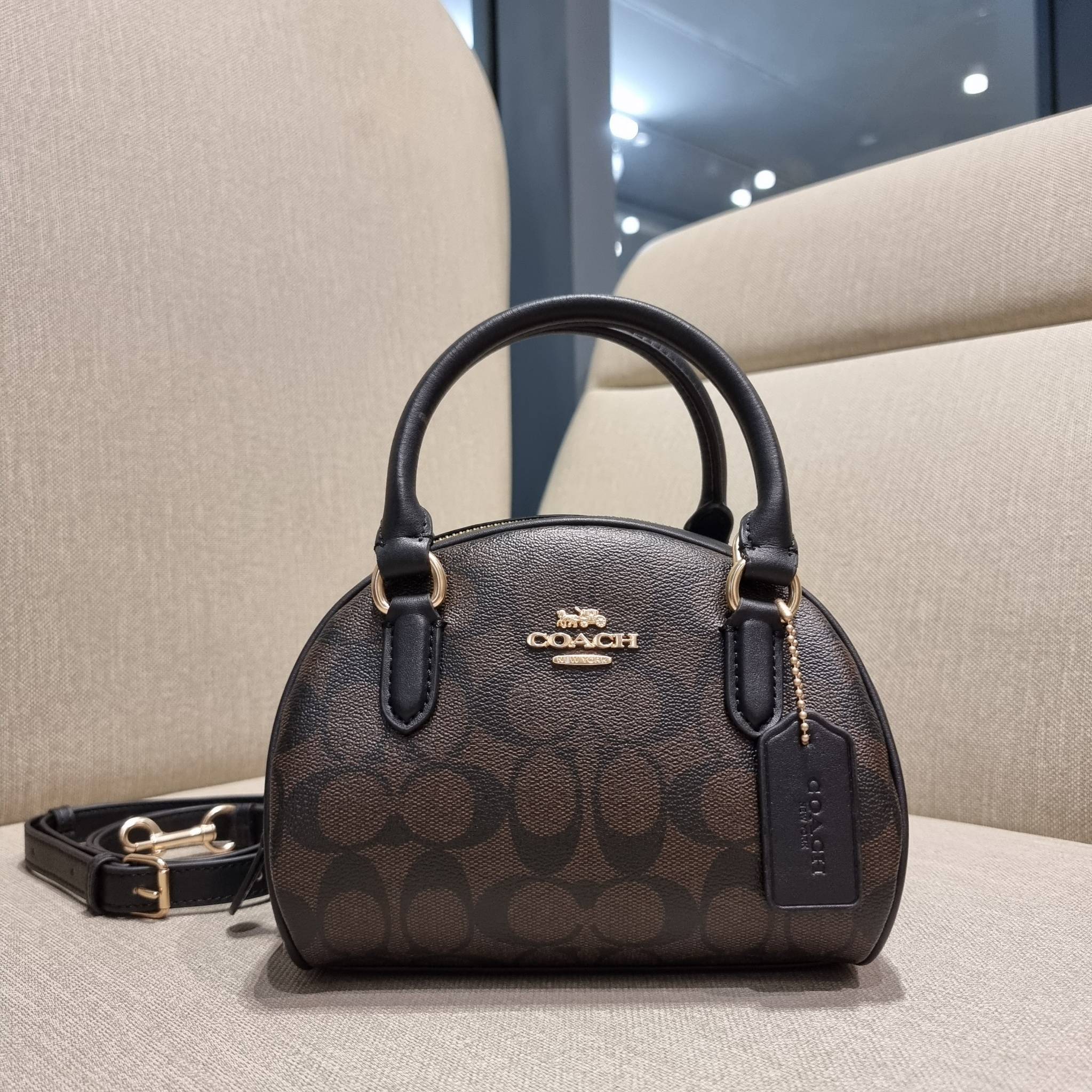 COACH SYDNEY SATCHEL BAG CA202 CA591 CB596 ใหม่ล่าสุด กับคอลที่สาวๆต้องหลงรัก กระเป๋าสะพายทรง satchel ที่มีรูปทรงดึงดูดสายตา สวยแรกเห็น วัสดุหนัง crossgrain พร้อมหูจับในตัว เปิด-ปิดด้วยซิป ภายในโล่งกว้าง ขนาดกำลังดี มีสายครอสให้ ปรับได้ตามชอบ ใบจริงลูกคุณ