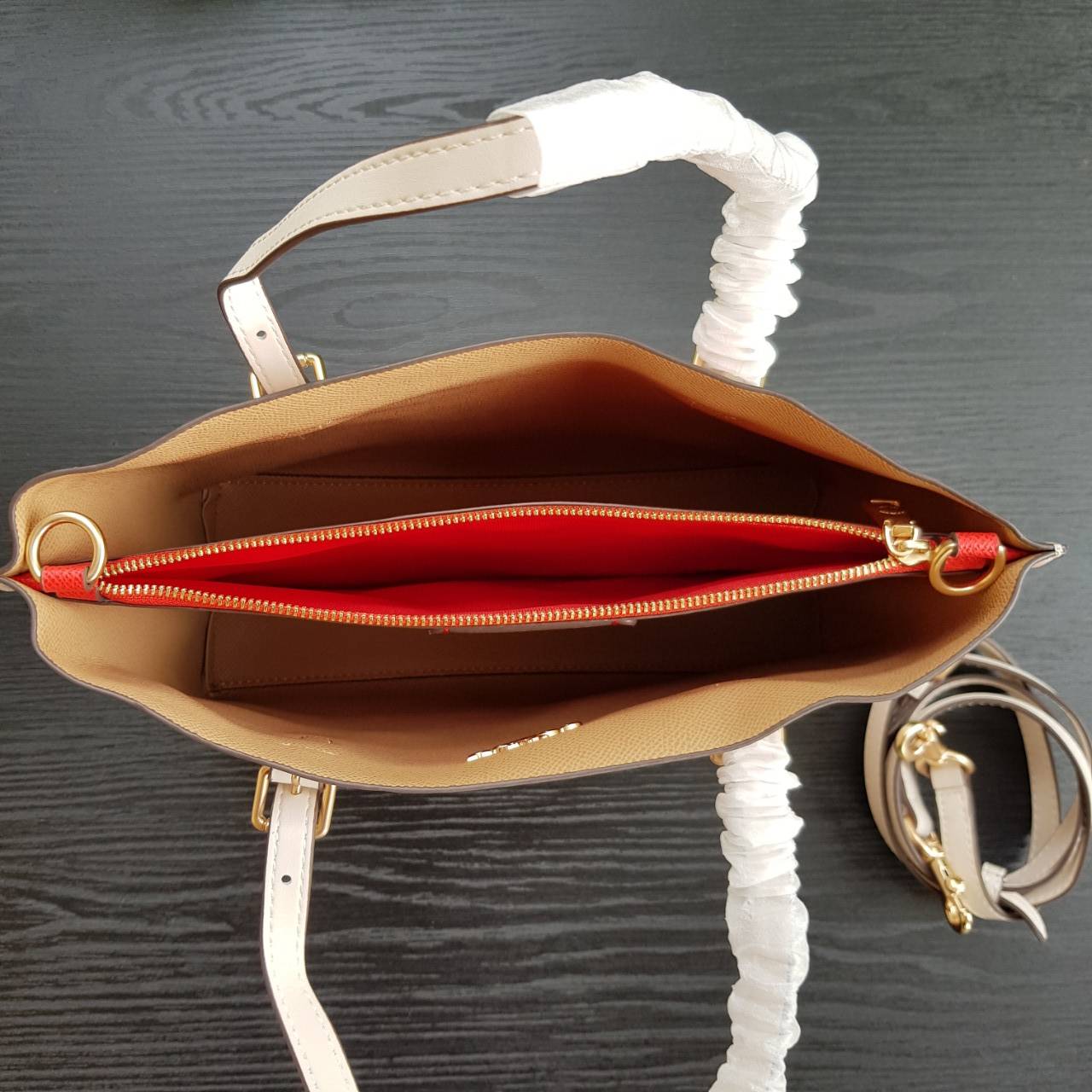 COACH C8217 MOLLIE TOTE 25 WITH DREAMY LAND FLORAL PRINT คอลใหม่ล่าสุด ยังไม่เข้า shop ไทย สวยๆแบบไม่ต้องรอพรีฯให้ยาวนาน กับกระเป๋าโท้ทไซส์เล็กที่สาวๆต่างก็ต้องปักใจรัก สวยสมใจ ดีไซน์ลวดลายดอกไม้ คละเคล้าเต็มใบ ละมุน สดใส น่าใช้สุดๆ วัสดุหนังแคนวาส ภายในโ