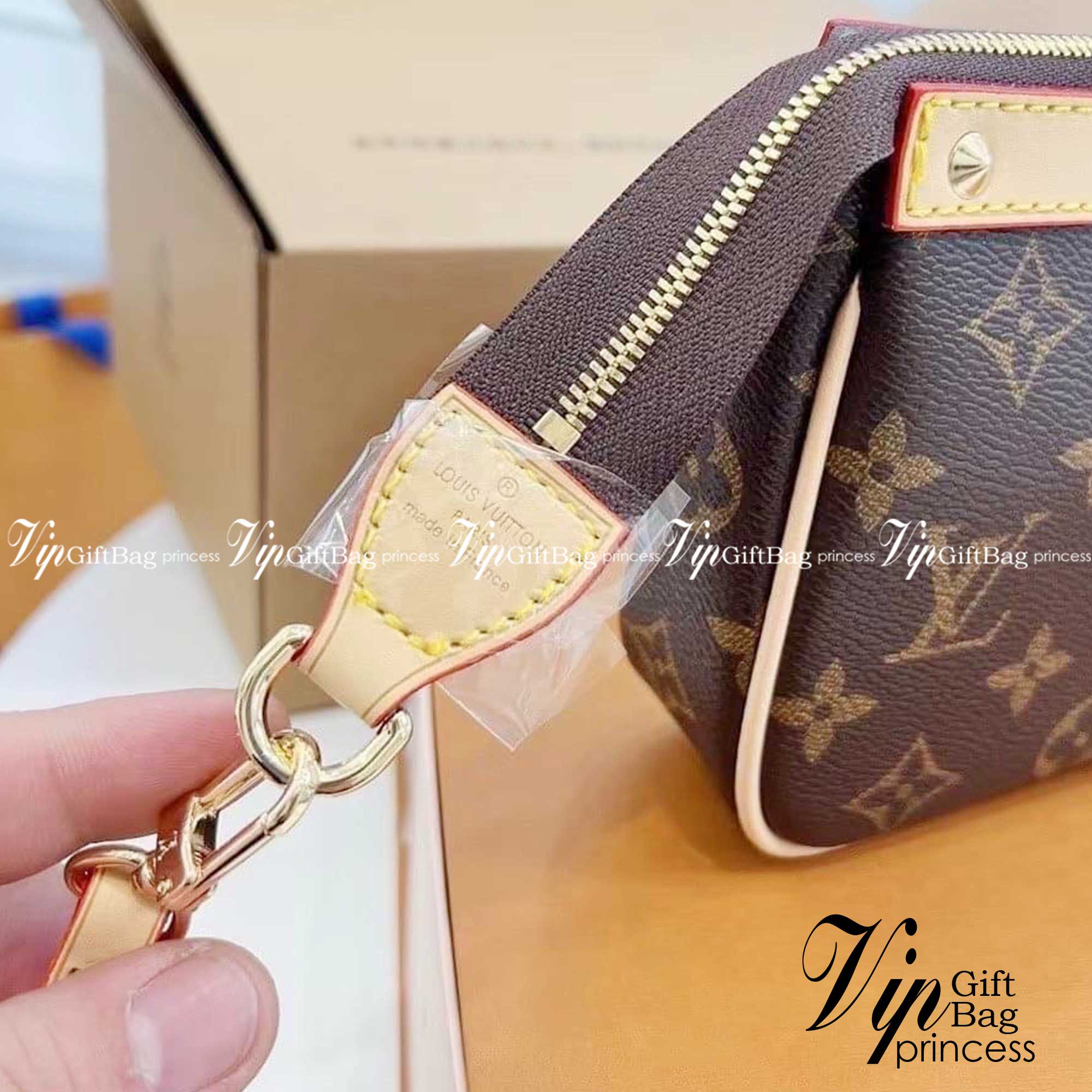 LV Pochette Accessoires Brown / LV MONOGRAM POCHETTE กระเป๋าสะพายทรงพอช สุดฮอต ดีงาม ดีไซน์คลาสสิควินเทจ ขนาดกำลังสวย ประหยัดพื้นที่ สายยาวถอดได้ เป็นไอเท็มที่เหมาะในทุกโอกาส สะพายปรับลุคได้หลายสไตล์ รับรองคุ้มค่าจริงๆจ้า ภาพถ่ายจากงานขายจริง ใช้งานต่างปร
