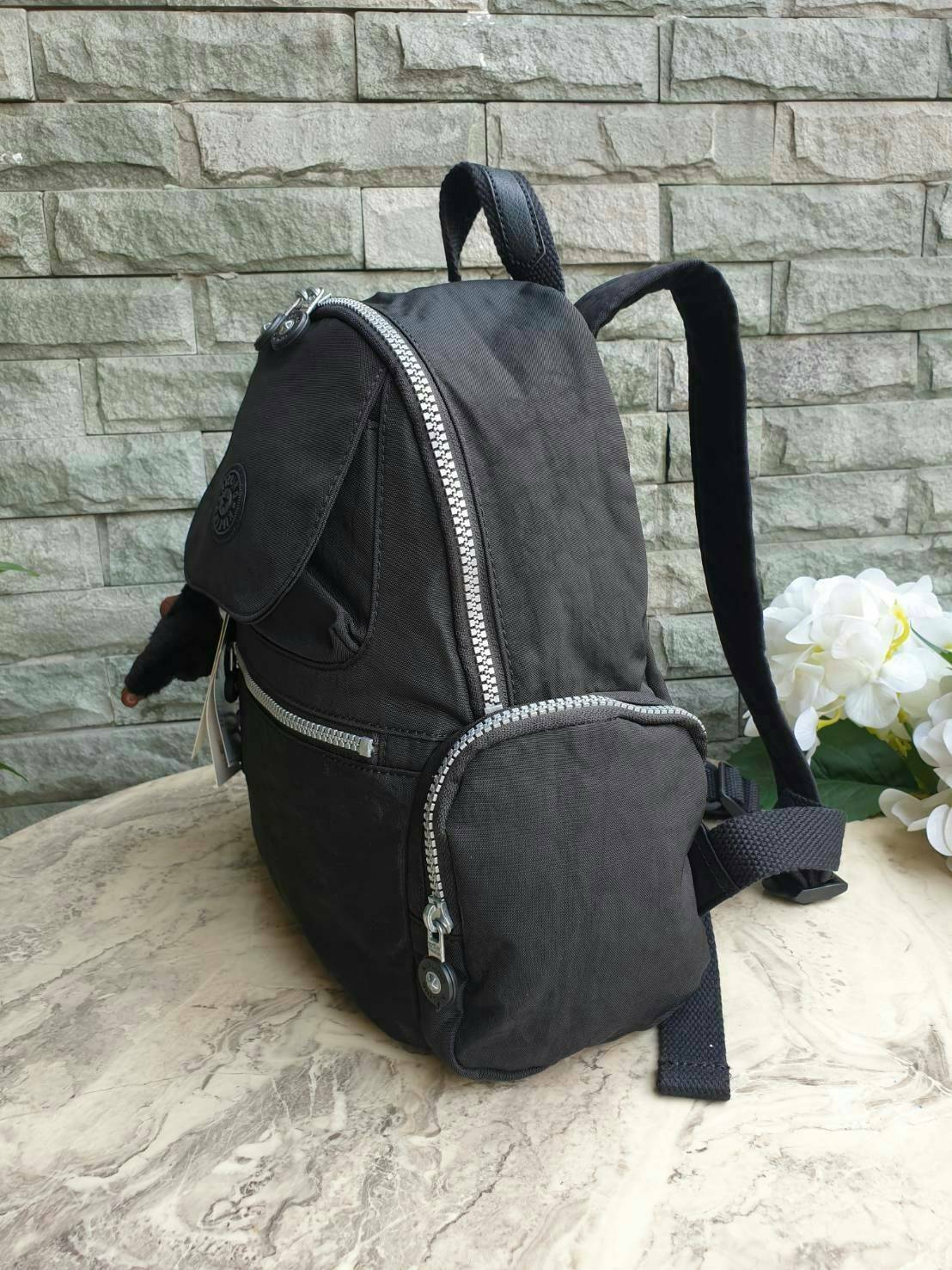 Kipling Matta Small Metallic Backpack รุ่น KI1490 คอลเลคชั่นใหม่ชนช้อป!!กระเป๋าเป้ขนาดกำลังดี วัสดุไนล่อนเคลือบกันน้ำ มีน้ำหนักเบา มีช่องเก็บของหลายช่อง แบ่งเป็นช่องด้านหน้า 2 ช่องและด้านข้างอีก 2 ช่อง ช่องใหญ่ปิดเปิดด้วยซิปคู่ภายในมีช่องซิป ช่องใส่ของจุก