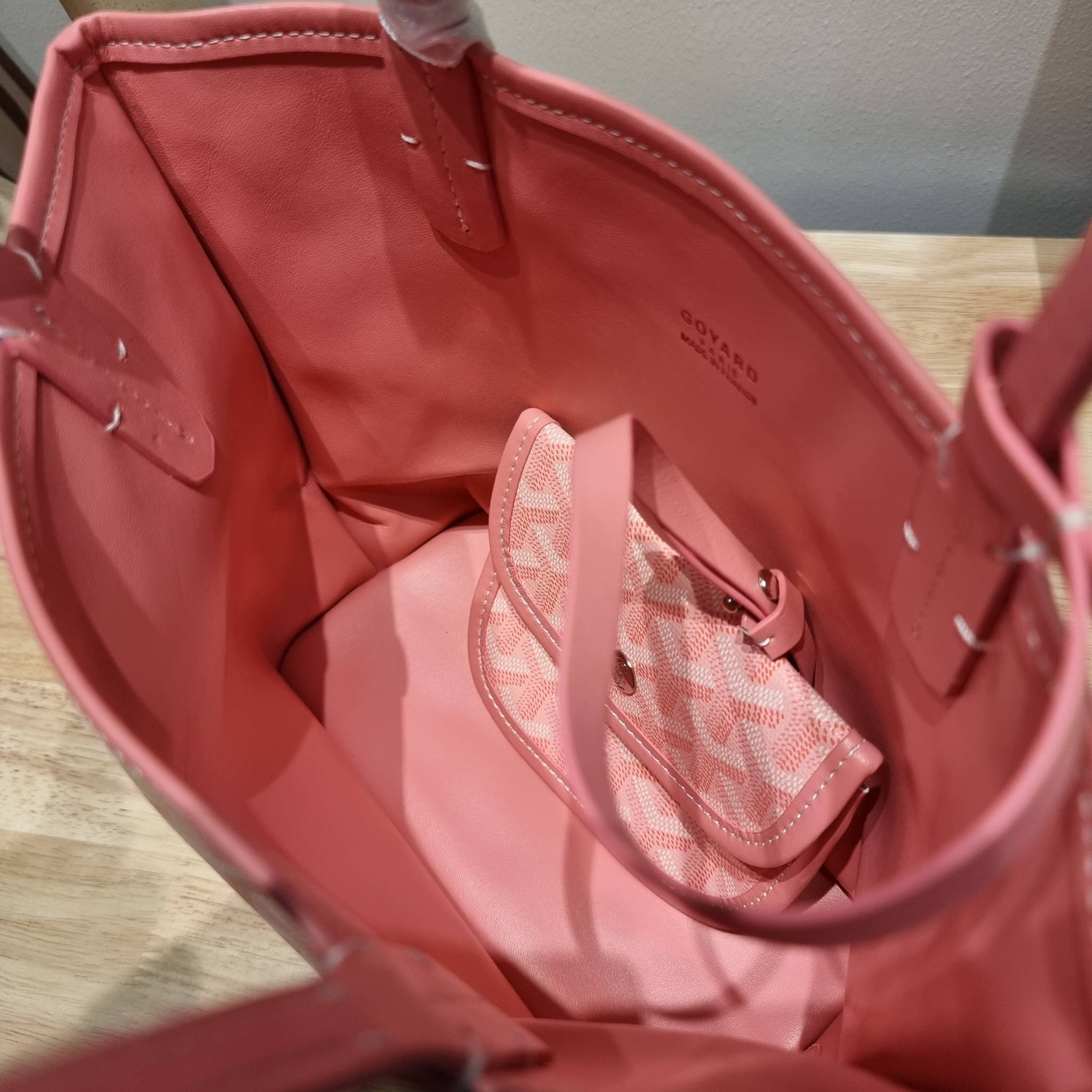 GOYARD MINI ANJOU REVERSIBLE TOTE ฮอตไอเท็ม กับกระเป๋าสะพายทรงโท้ท ไซส์มินิ กะทัดรัดมาก มาครบสีขายดี เลิศทุกสี รูปทรงคลาสสิค ดีไซน์เป็นเอกลักษณ์ ใช้งานได้หลากหลาย สามารถกลับด้านใช้ได้แบบไม่มีเบื่อ