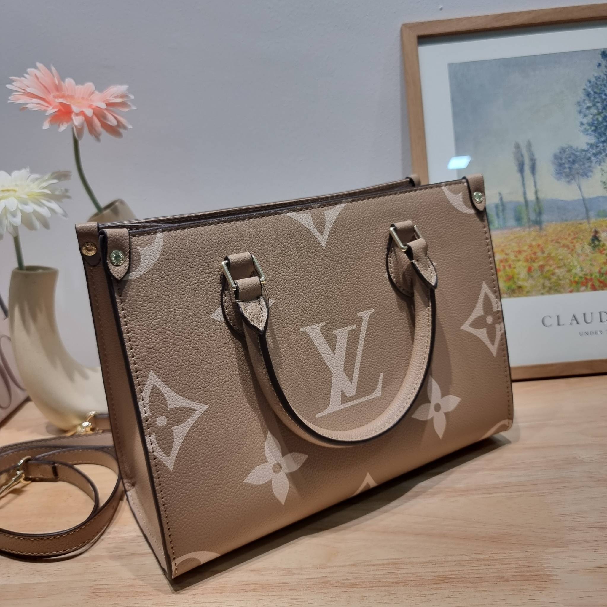 LV Onthego / LV crossbody tote bag กระเป๋าทรงโท้ทเวอร์ชั่นดั้งเดิม ที่คลาสสิค ผู้ดี หรูหรา โทนสีใช้งานง่าย ได้ทุกลุค ทุกสไตล์ วัสดุหนังลูกวัว ผิวลายเกรน มาพร้อมหูจับในตัว คล้องแขนก็ดูแพง หรือจะเกี่ยวสายครอสสะพายก็อัพลุคได้เลย ภายในโล่งกว้างมาก มีอะไหล่เกี