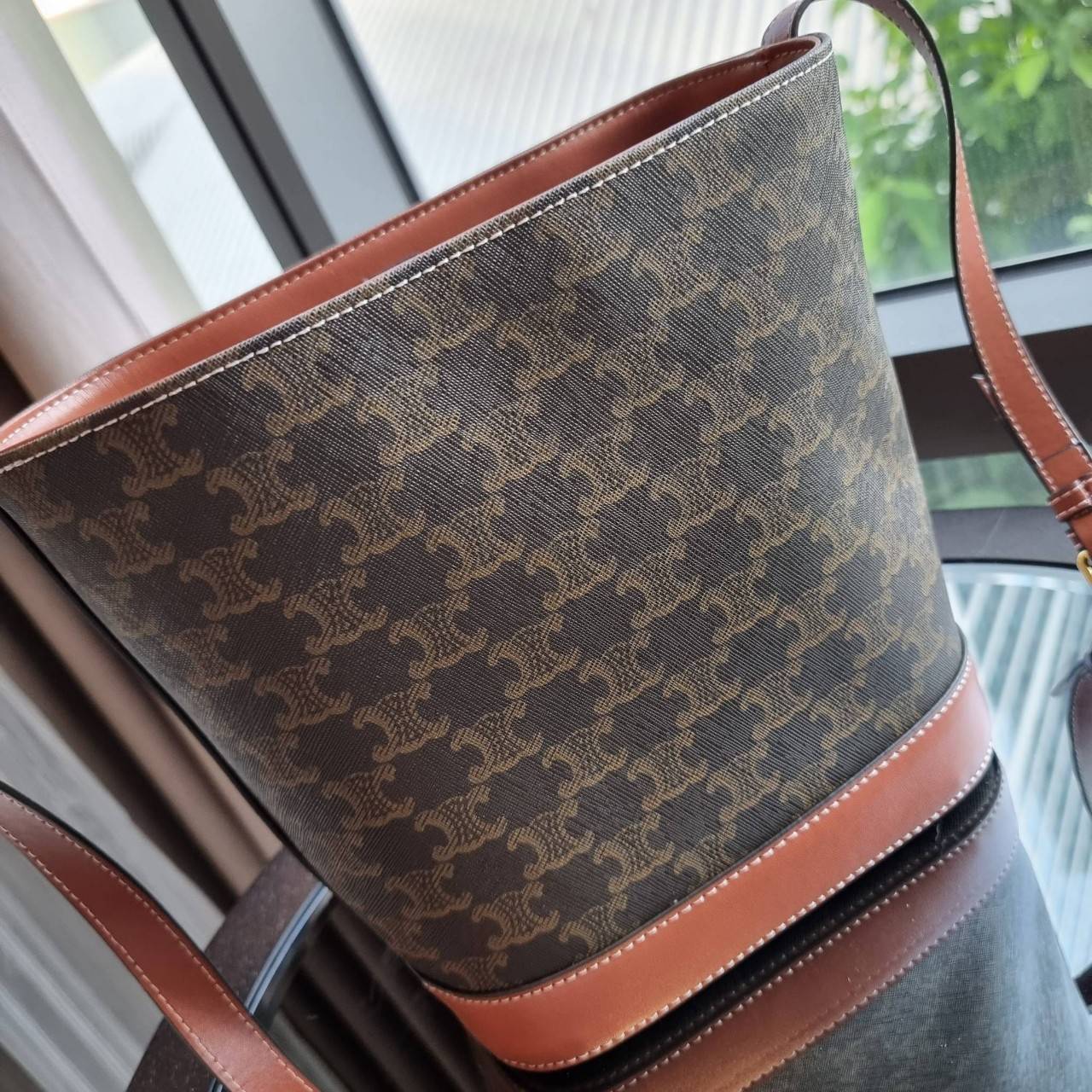 VIP 】CELINE BUCKET BAG CUIR TRIOMPHE คอลเลคชั่นใหม่ ฮิตข้ามปี กับกระเป๋าสะพายทรงถัง ใช้งานง่ายที่สุด สายสะพายในตัว ปรับใช้ได้เลย วัสดุหนังวัว เรียบหรู ผู้ดีไปอีก โดดเด่นด้วยโลโก้เอกลักษณ์ มีกระดุมปิดที่ปากกระเป๋า ภายในโล่งกว้าง ใส่ของแบบจุๆไปเลย เป็นรุ่นท