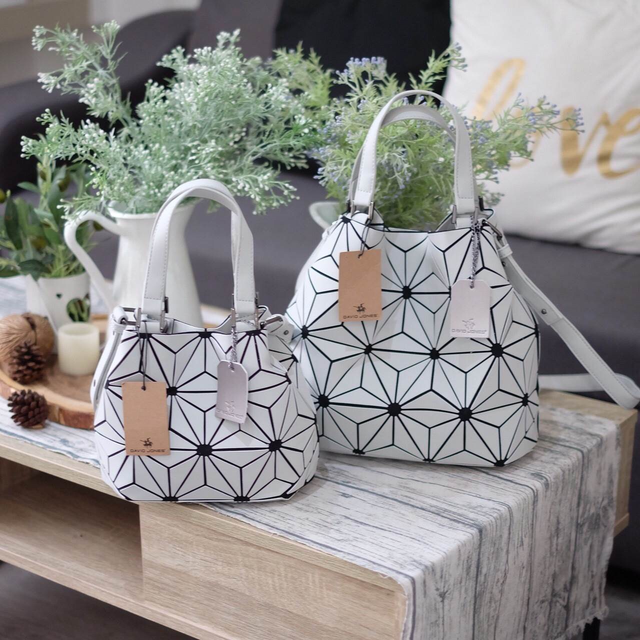 New Collection ka ' Matte Color ' ✨✨ สีด้าน มีให้เลือกถึง 4 สี 🍭🍭แถมยังลาย Limited edition หายาก 👍ปรับทรงได้ 2 แบบ น่ารักมาก จากแบรนด์ David Jones กระเป๋าสะพายข้างดีไซน์เกร๋มาก สีสวยหรูมาก ขนาดกะลังดีเลย น้ำ