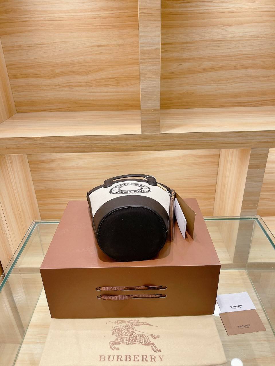 BURBERRY MINI CANVAS CROSSBODY BAG *งานหรูมาก 👑👑 สินค้าพรีเมียมกิ้ฟท์เคาเตอร์น้ำหอมต่างประเทศ กระเป๋าทรง CROSSBODY ใบขนาดกำลังดี *ผ้าแคนวาสคาดหนังวัวแท้ อะไหล่ทอง ปักโลโก้แบรนด์ด้านหน้า ด้านในเปิดปิดด้วยกระดุมคาด สามารถใส่กระเป๋าสตางค์สั้น