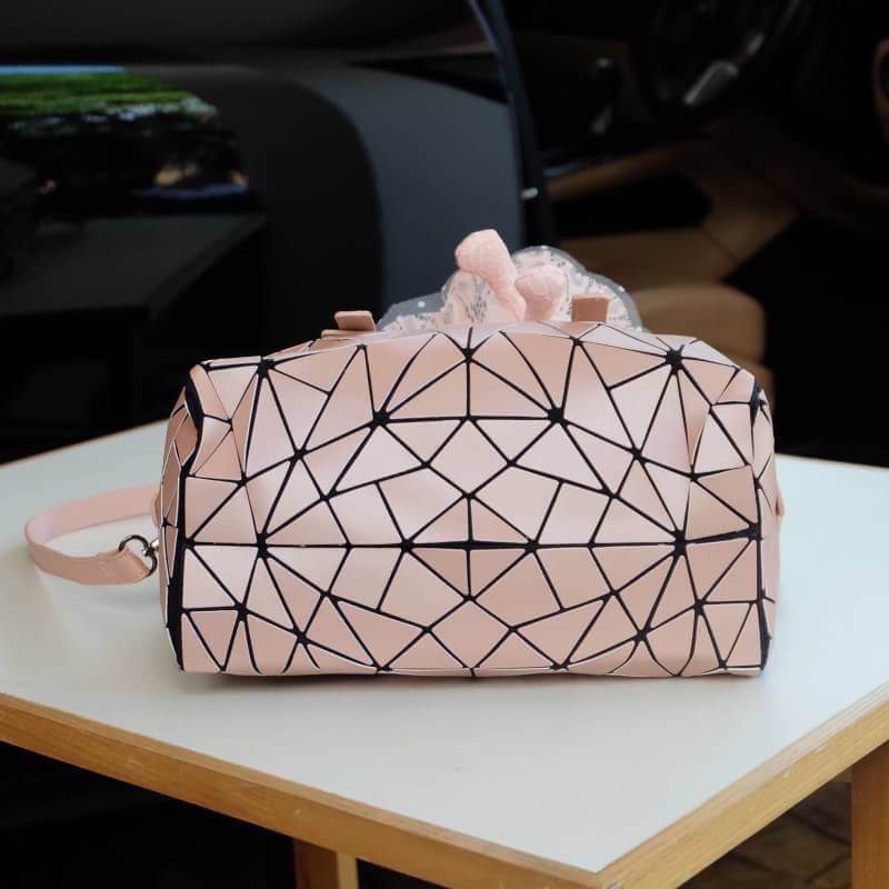 สีเข้าใหม่รุ่น หายากคะ 👍ทรง speedy ขายดี น่ารักมาก 3 สี น่ารักมากรับประกันเลยค่า พร้อมกระต่าย polka dot เข้า set เลิศคะ กระเป๋า จากแบรนด์ David Jones กระเป๋าสะพายข้างดีไซน์เกร๋มาก สีสวยหรูมาก ขนาดกะลังดีเลย น้ำหนังเบามากคะ ภายในมีช่องเก็บของจุกจิก