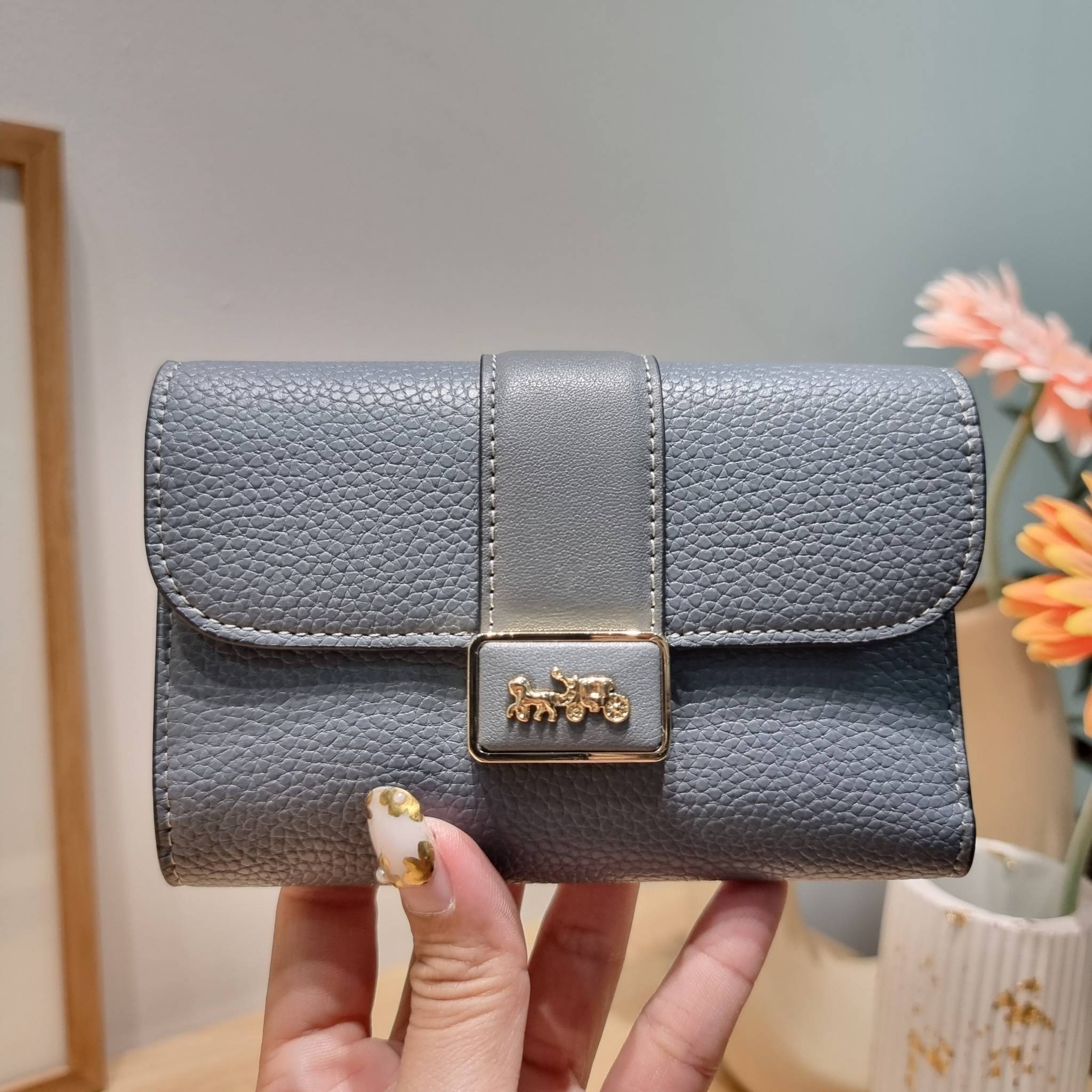 COACH MEDIUM GRACE WALLET IN SIGNATURE CANVAS CC061 CC060 CC059 พร้อมส่ง 5 สี กระเป๋าสตางค์ใบกลาง ดีไซน์หรู โดดเด่นด้วยโลโก้สไตล์วินเทจ คลาสสิค โทนสีใช้งานง่าย