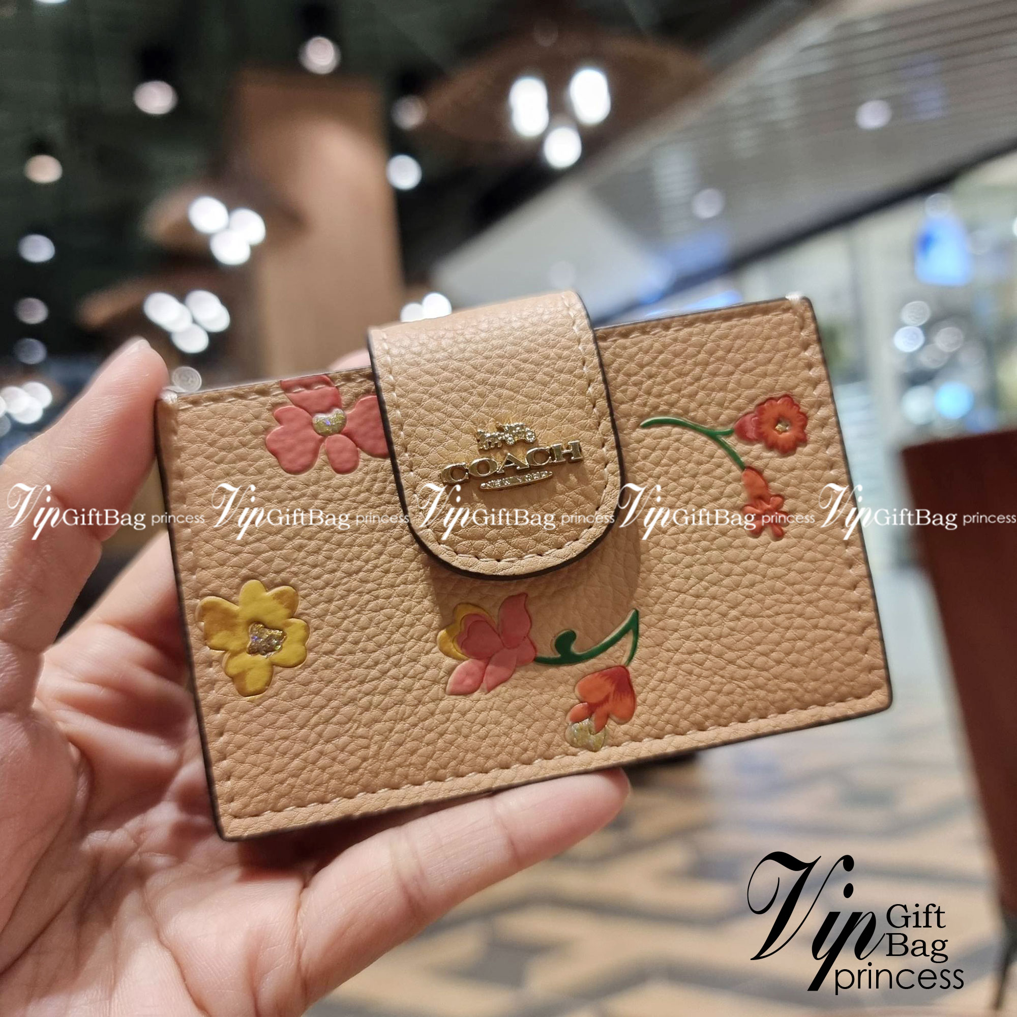 COACH C8325 ACCORDION CARD CASE WITH DREAMY LAND FLORAL PRINT ไอเท็มที่ทำใจฟูจัดเลยจ้า กับกระเป๋าถนอมบัตร ที่สาวๆตามหา ดีไซน์ลวดลายน่ารักมากๆ ขนาดกะทัดรัด พกพาสะดวก วัสดุหนัง pepble ภายในเป็นช่องใส่บัตรได้หลายใบ เหมาะมากสำหรับใครที่มองหากระเป๋าแบ่งสัดส่วน