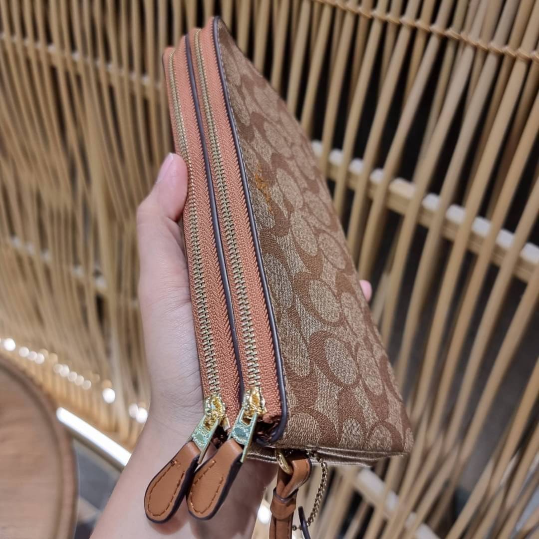 COACH F54057 DOUBLE ZIP WALLET IN SIGNATURE กระเป๋าคล้องมือ size L ใบนี้ใส่มือถือได้ทุกรุ่น ขนาดกำลังดี พกพาสะดวกมากๆ วัสดุหนังสังเคราะห์ ภายในเป็นผ้าสีสวยคม ใส่ธนบัตร ใส่บัตรได้เยอะ ใส่มือถือได้สบายๆทุกรุ่น ตอบโจทย์สาวๆที่ไม่ชอบพกเยอะวุ่นวายจ้า ใบนี้เอาอ