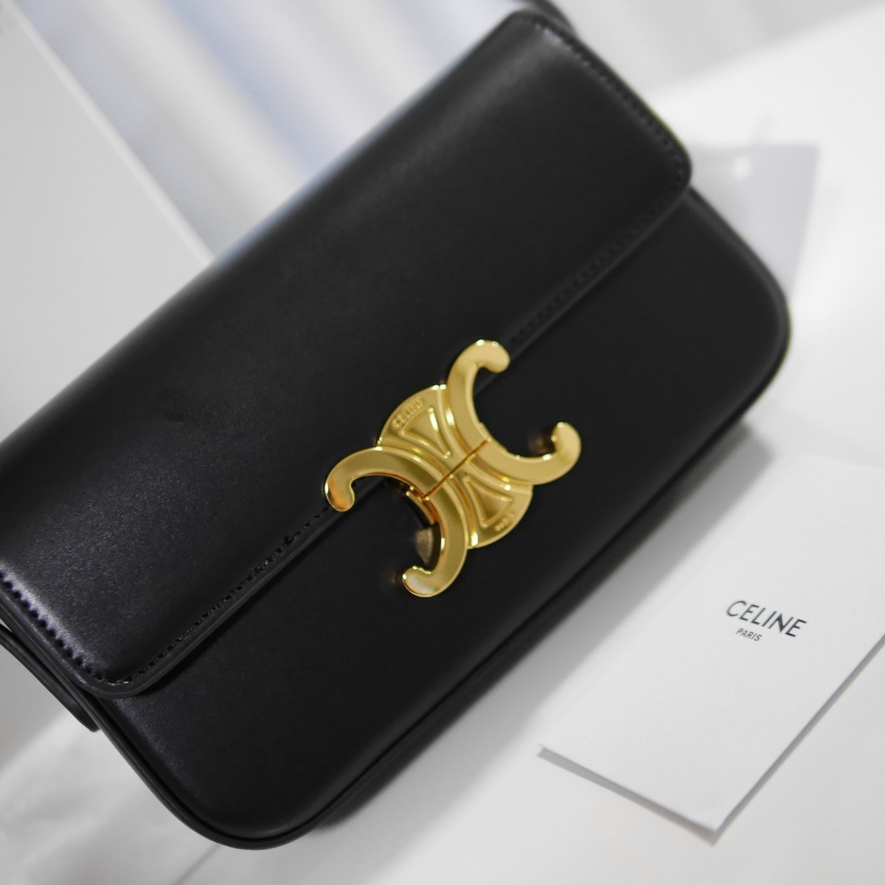 พร้อมส่งที่ไทยแล้วกับ CELINE TRIOMPHE SHOULDER BAG หนังทั้งใบลายสวยหรู ด้านในเปิดด้วยด้วยที่บีบโลโก้อะไหล่ทอง จุของได้กำลังดี ใส่โทรศัพท์ กระเป๋าสตางค์ใบสั้น ของจุกจิกได้ เหมาะกับสาวๆในวัน