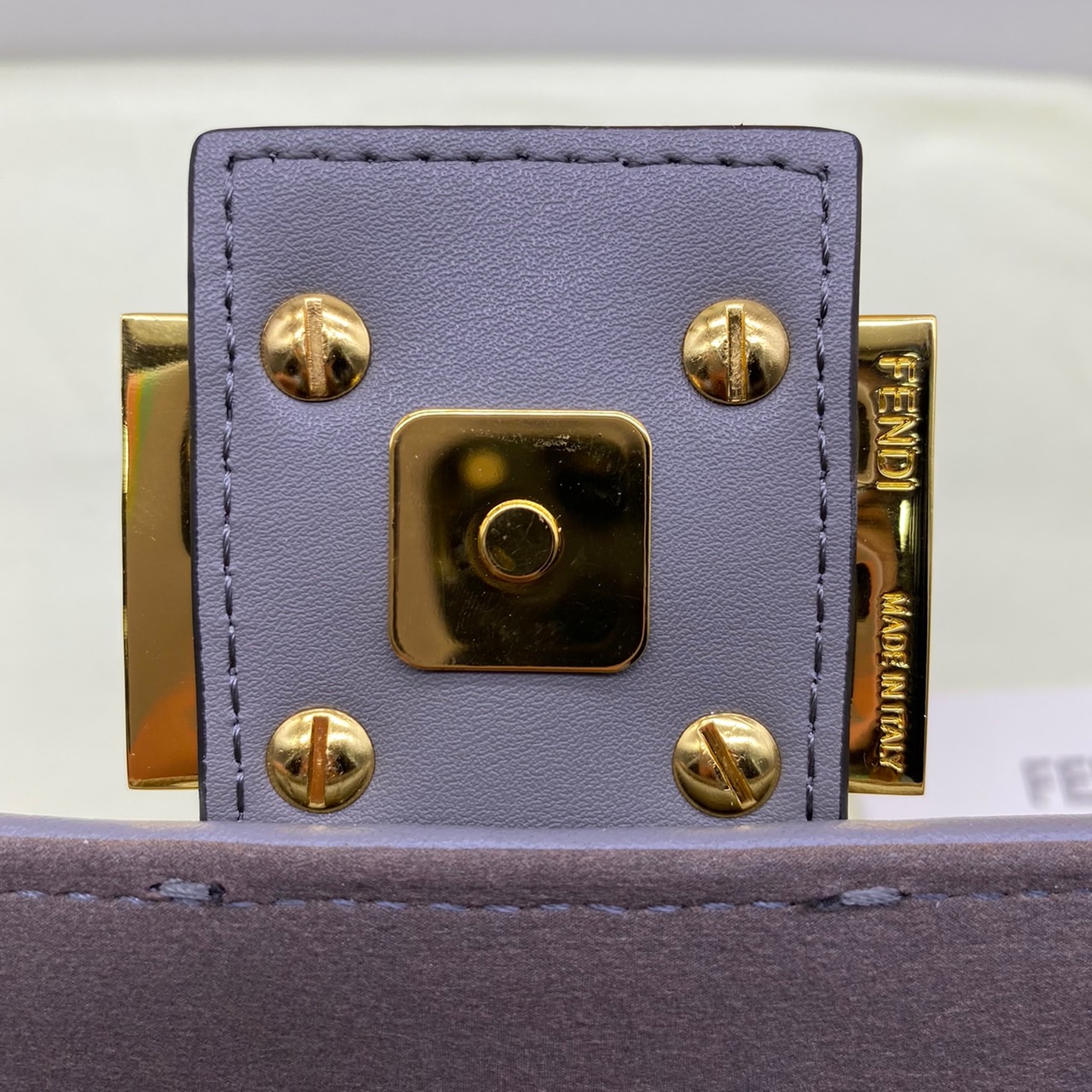 Fendi Baguette FF Tapestry Fabric Bag เกรดออริจินอล กระเป๋าทรง Baguette ขนาดกลาง วัสดุผ้าเซนิล พร้อมลวดลาย FF สีเทาเข้ม ปิดท้ายด้วยรายละเอียดหนังแบบทูโทนและประดับด้วยตัวล็อค FF โดดเด่นด้วยฝาปิดด้านหน้าตัวล็อคแม่เหล็กช่องด้านในบุด้วยผ้าหนังกลับพร้อมกระเป๋า