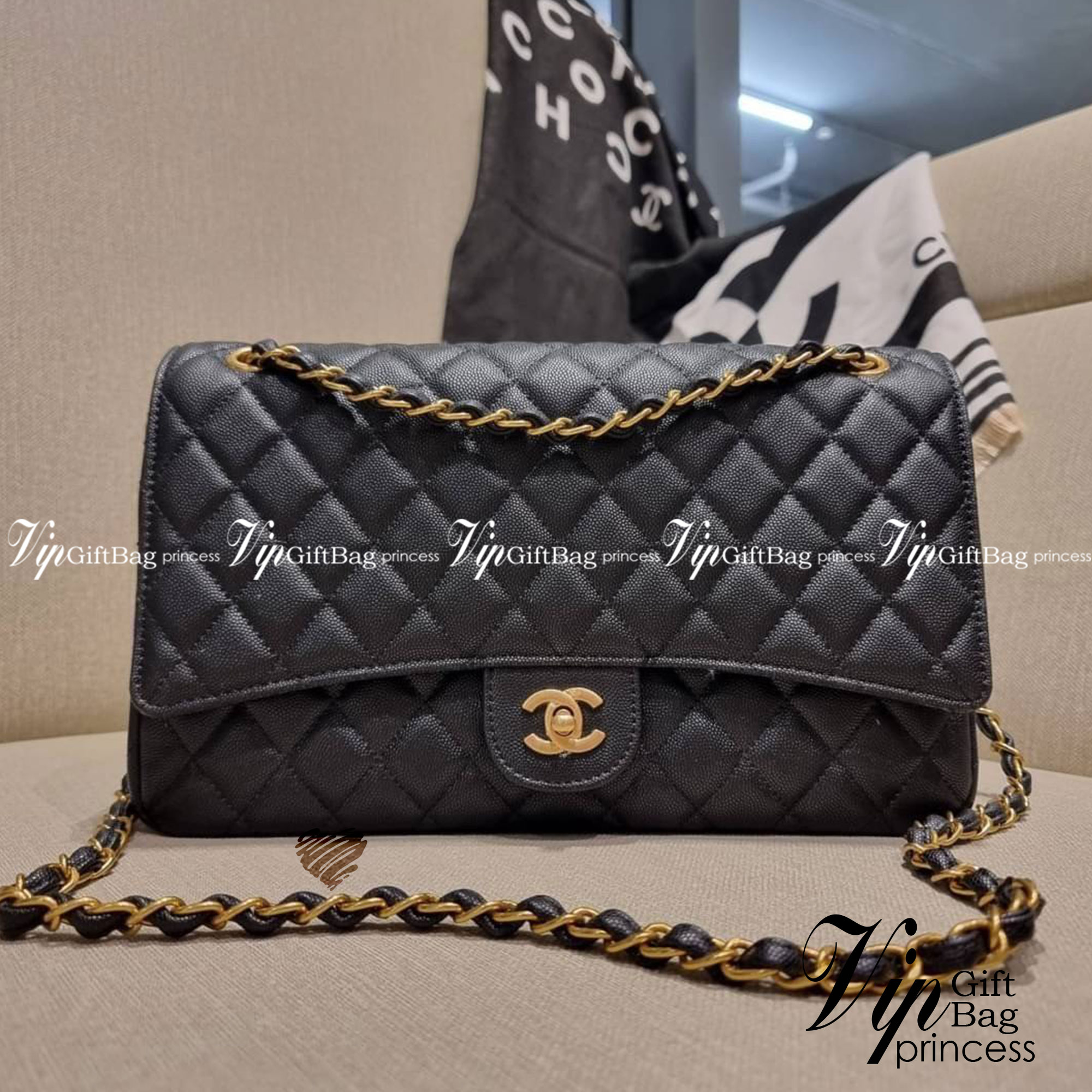 VIP 🥂 CHANEL LARGE CLASSIC JUMBO HANDBAG RARE ITEM!! CHANEL GIFT BOX SET สุดหรูชวนให้สะสมกันอีกแล้วหนึ่ง สุดยอดเดอะเบสท์ไอเท็ม พร้อมเสิร์ฟครบชุด สุดคุ้ม จัดให้กับกระเป๋ารุ่นคลาสสิคฮิตตลอดกาล ใบใหญ่จุแบบสุดๆ พร้อมกับผ้าคลุมไหล่ผืนใหญ่ ผ้าวูลนุ่มสุด