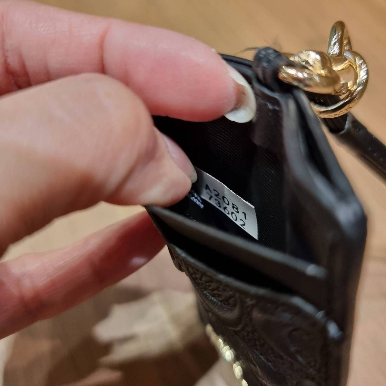 COACH ID LANYARD IN COLORBLOCK SIGNATURE CANVAS ง่ายๆแบบไม่ธรรมดา!! คลาสสิคแต่มีดีเทลโดดเด่น!! กระเป๋าถนอมบัตร พร้อมสายคล้องคอ ดีไซน์ลวดลายสวย ดูดีทุกแบบ ใช้งานง่าย พกพาสะดวก จะใส่บัตรพนักงาน บัตรเครดิต บัตรปชช. ใบขับขี่ และบัตรอื่นๆที่อยากจะใส่!! ตามใจไป