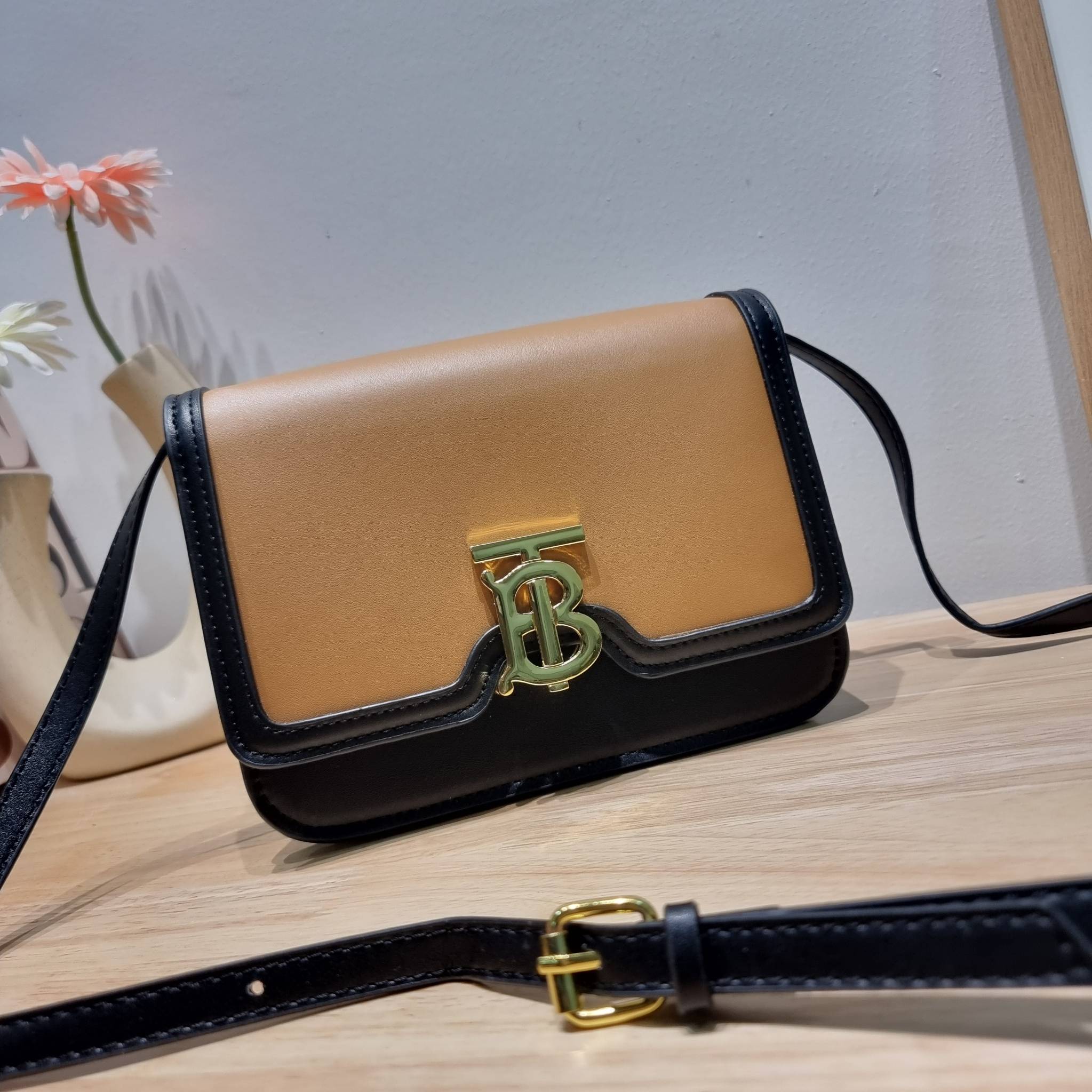 BURBERRY FRAGRANCES CROSSBODY BAG / BURBERRY SMALL CHECK CANVAS AND LEATHER TB BAG เบสท์ไอเท็ม!! คอลเลคชั่นที่ปังตลอดปี รอบนี้ออกแบบสไตล์ผู้ดีอังกฤษ เป็นเอกลักษณ์ london check โดดเด่น