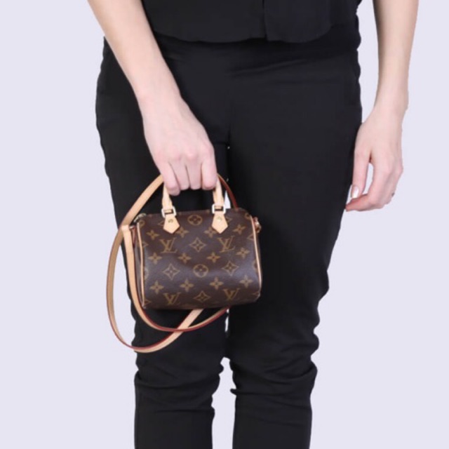 VIP GIFT 】LOUIS VUITTON NANO SPEEDY พร้อมส่งความน่ารักค่ะ! กระเป๋าทรงหมอนไซด์มินิ หนังแกะแท้นิ่มสวยงามค่ะ เปิดปิดกระเป๋าแบบซิป ภายในสามารถใส่มือถือได้ กระเป๋าเงินใบกลางได้ พาสปอร์ตได้ค่ะ