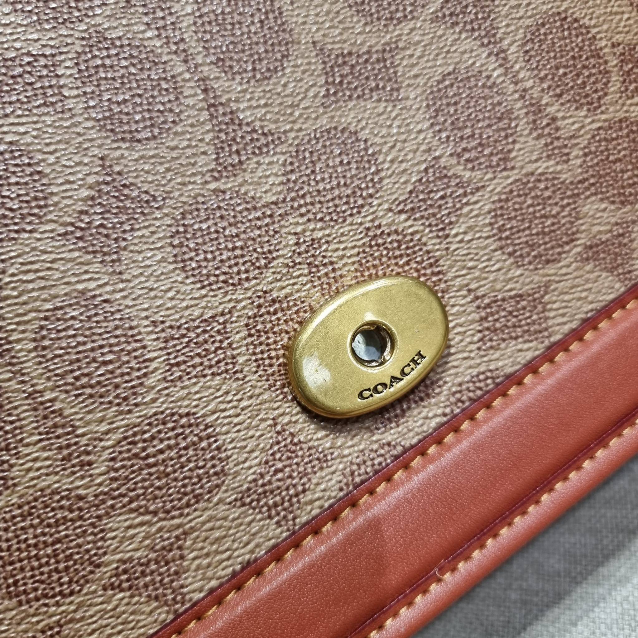 COACH C8449 HERO SHOULDER BAG / COACH C8450 HERO SHOULDER BAG IN SIGNATURE CANVAS ดีไซน์ใหม่ล่าสุด ที่มาพร้อมความหรูยกระดับ กระเป๋าถือ/สะพายข้าง ออกแบบทรงสวย คลาสสิค ขนาดกำลังพอดี ไม่ว่าจะถือ หรือสะพายสายครอส ก็ดูดีแบบไม่ต้องแต่งเติม วัสดุหนังแท้เต็มใบ ฝา